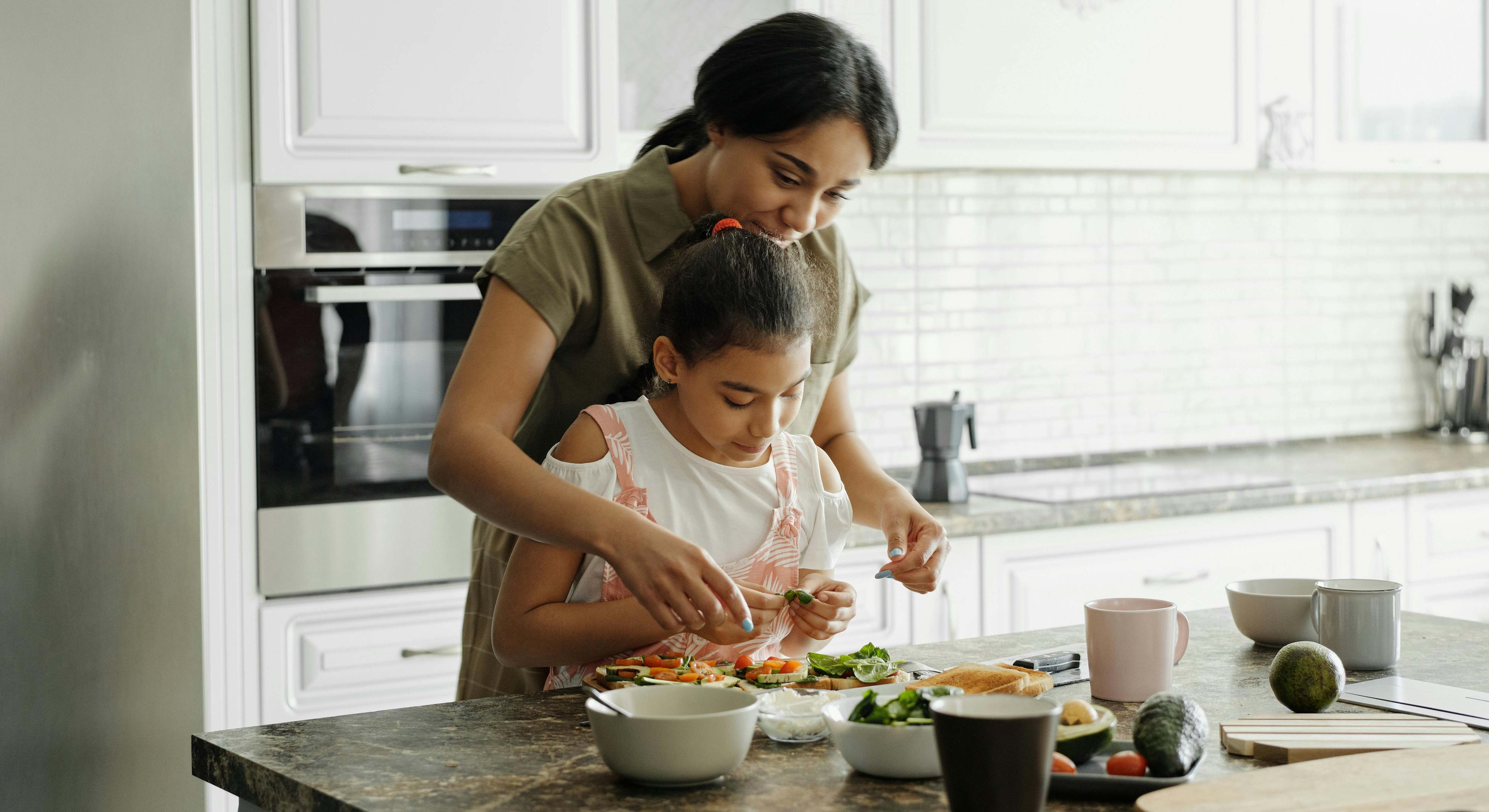 Madre e hija preparan la comida