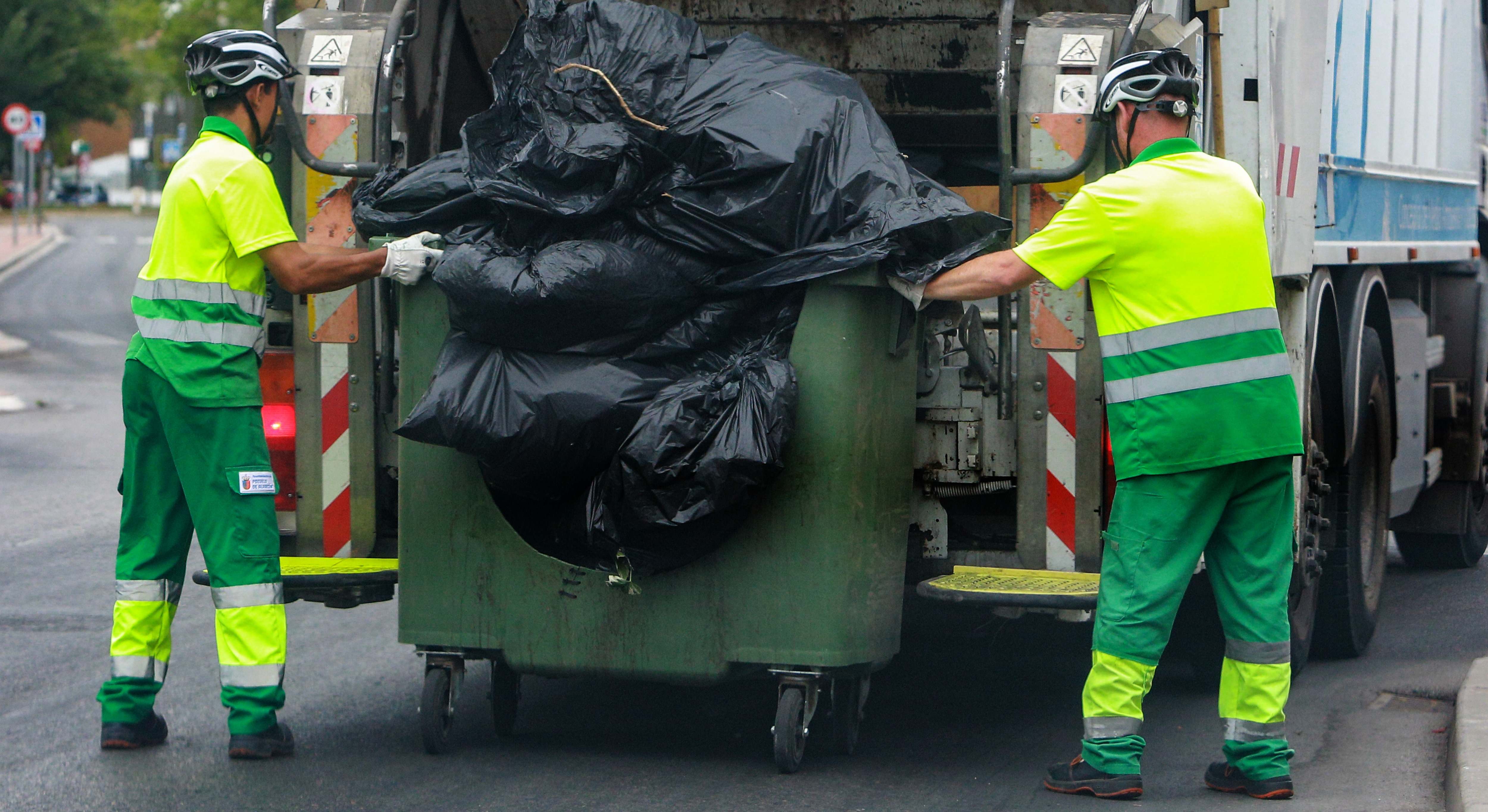 Dos operarios del servicio de recogida de basura en Madrid.