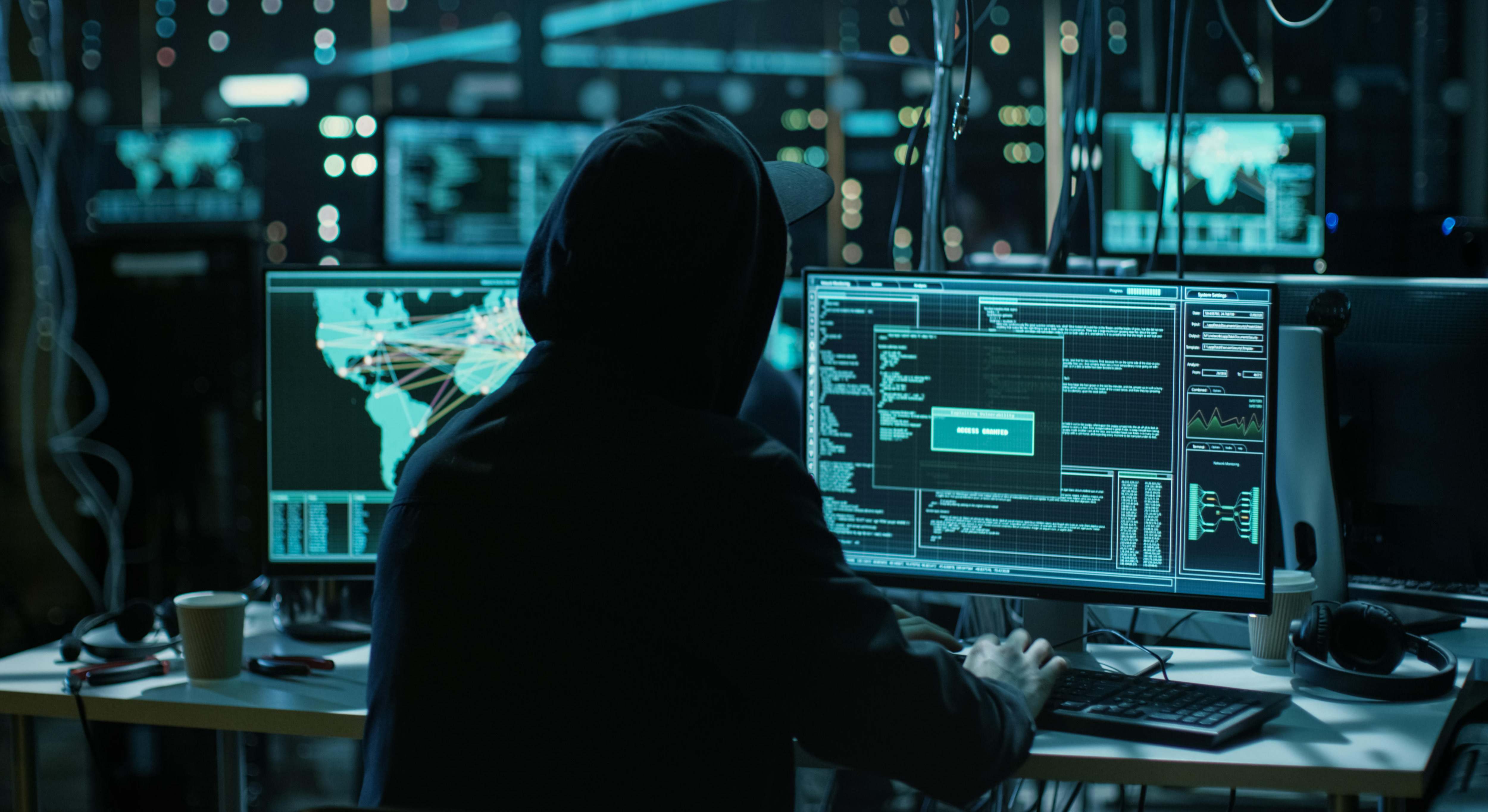Hacker encriptando datos