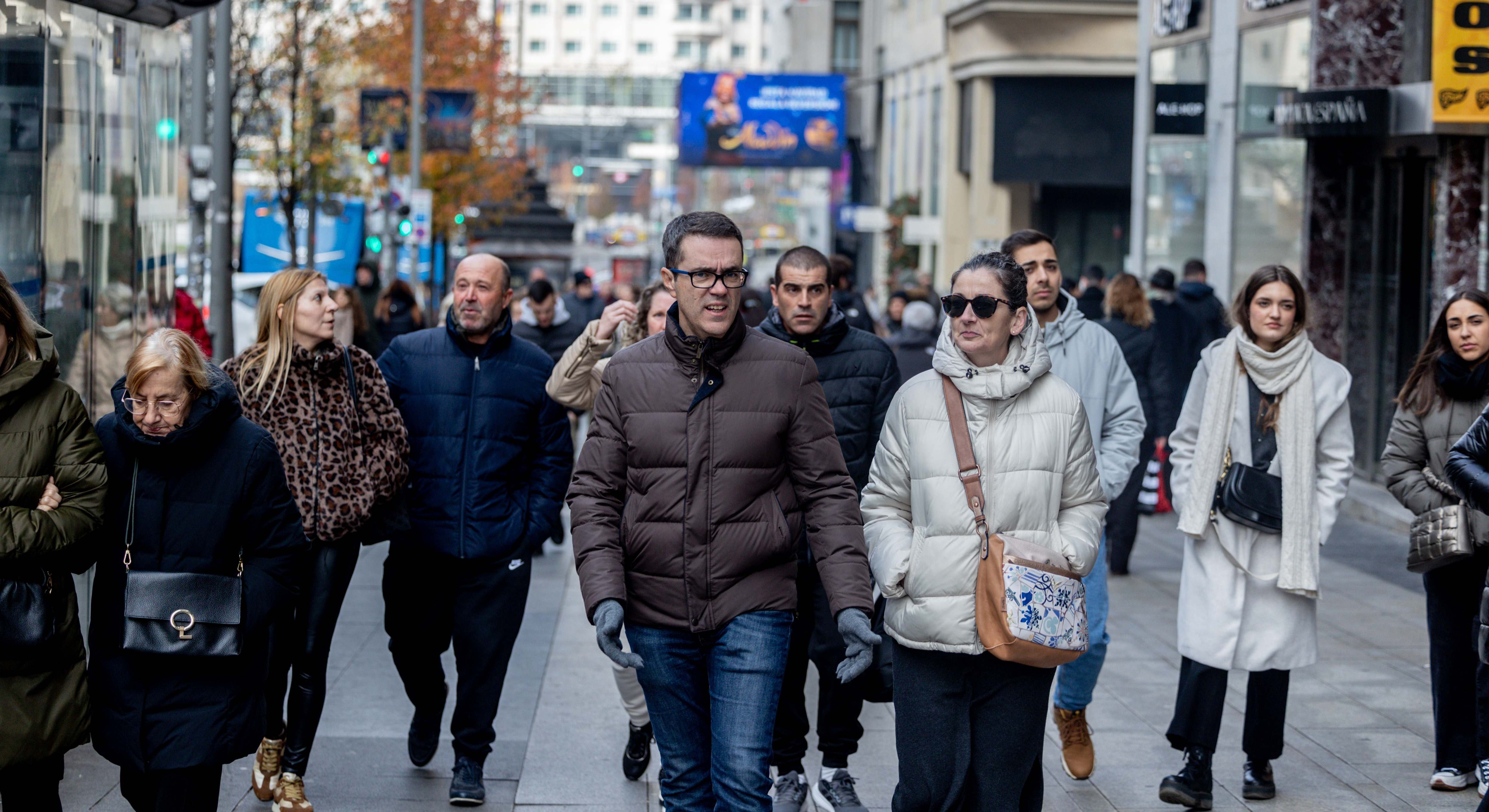 Personas caminando por Madrid