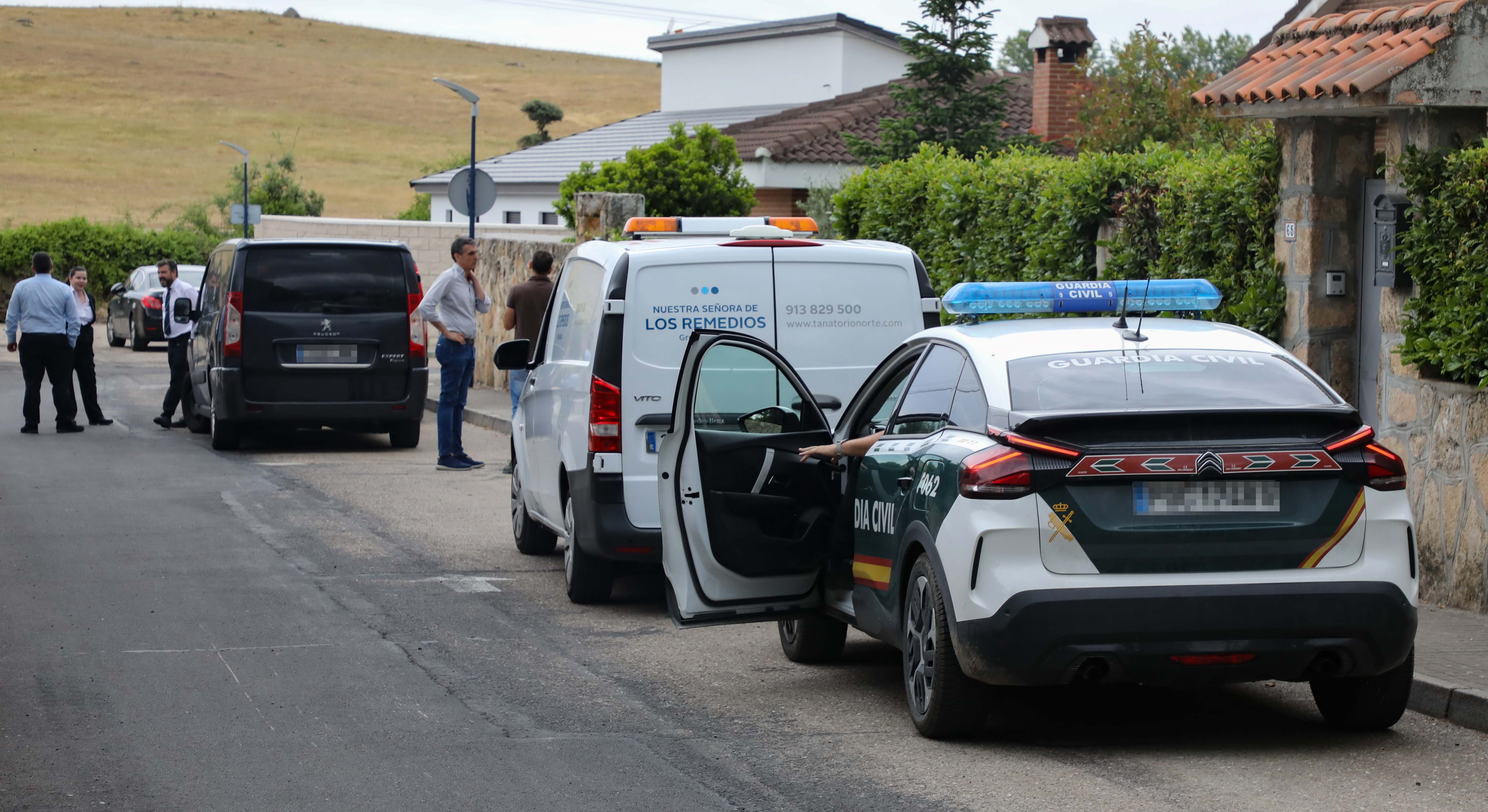 Imagen de la Guardia Civil en el exterior de la vivienda.