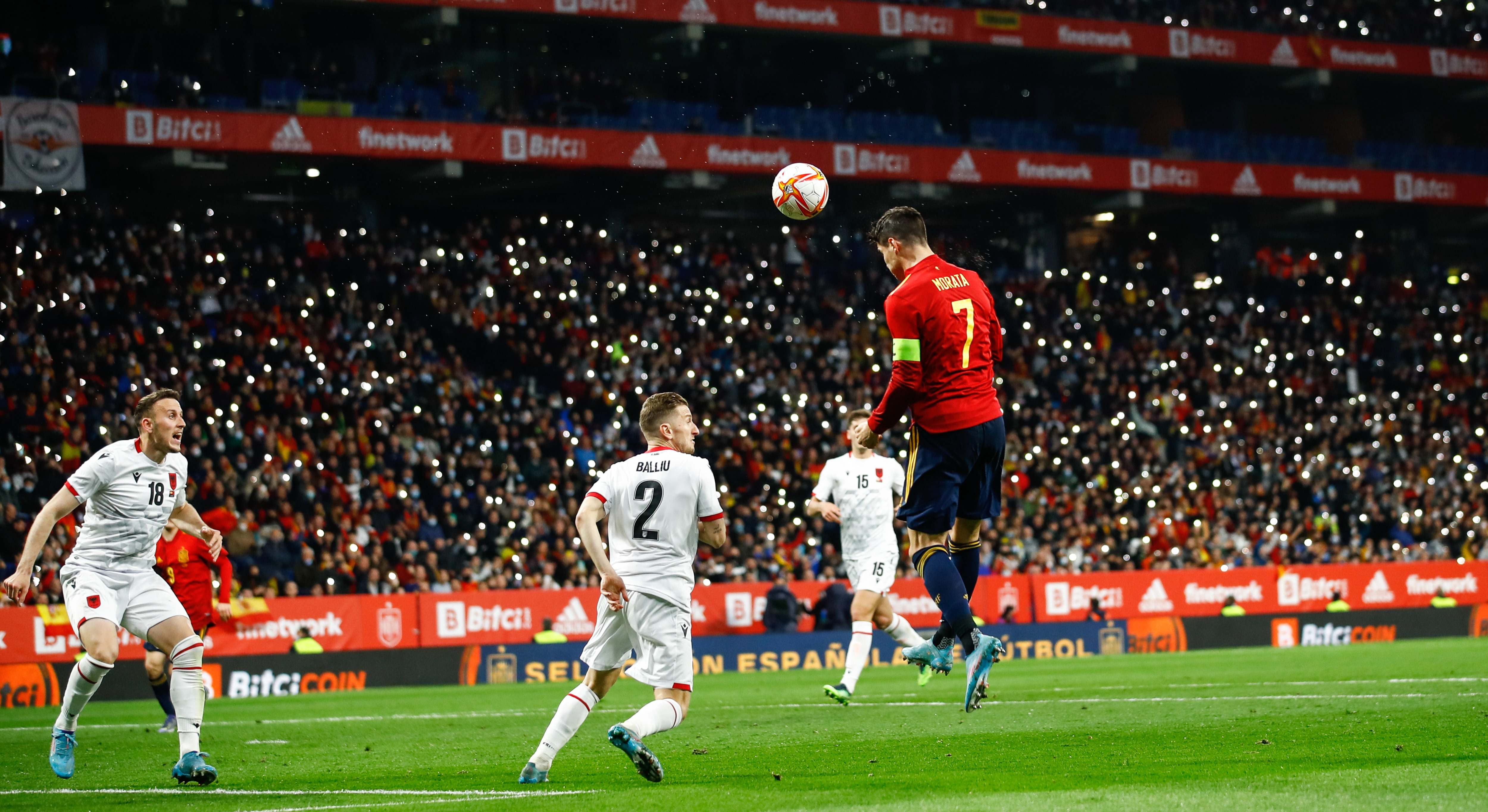 Morata cabecea un balón en el último encuentro frente a Albania, en 2022