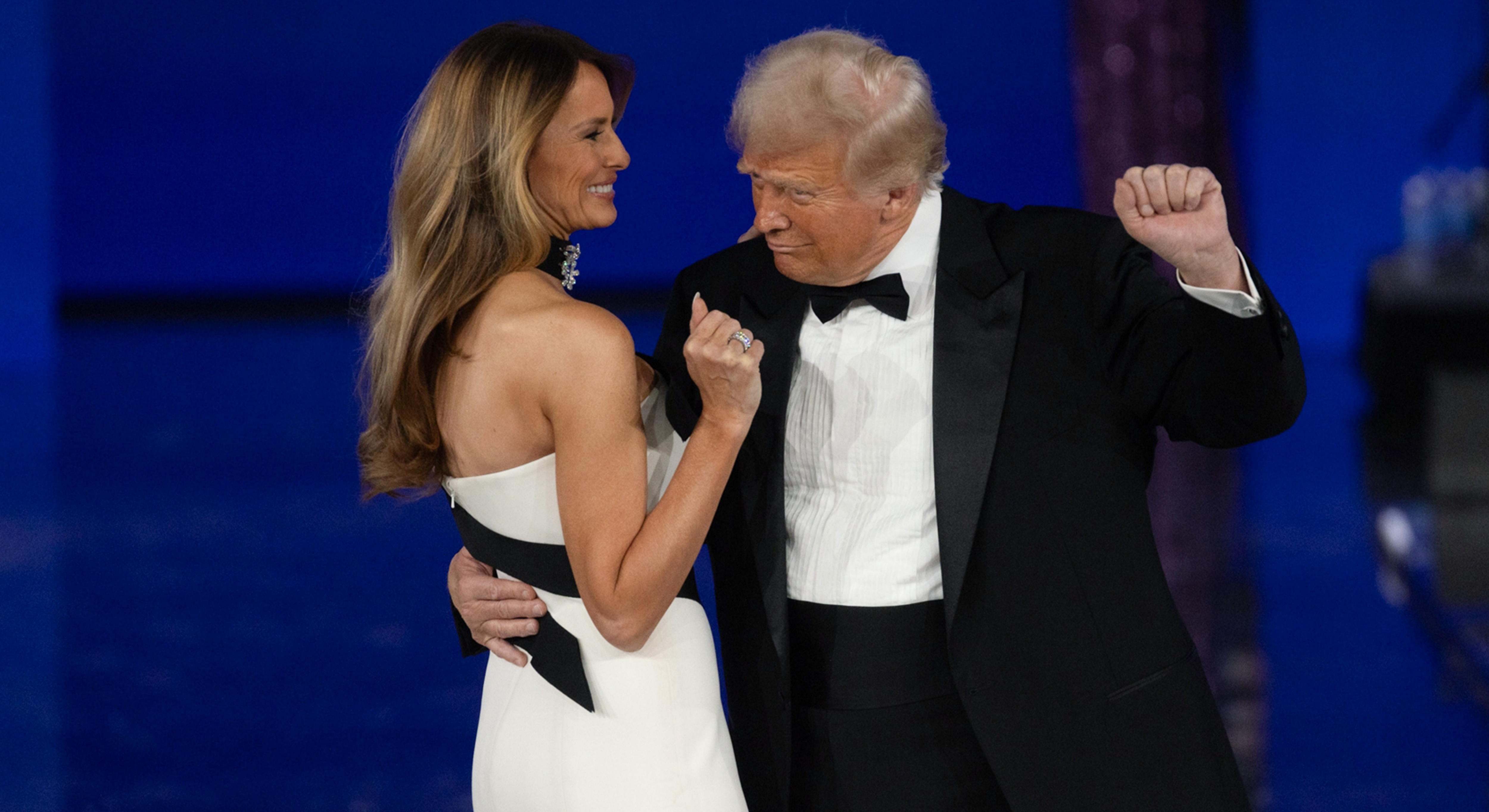 Trump y Melania bailan