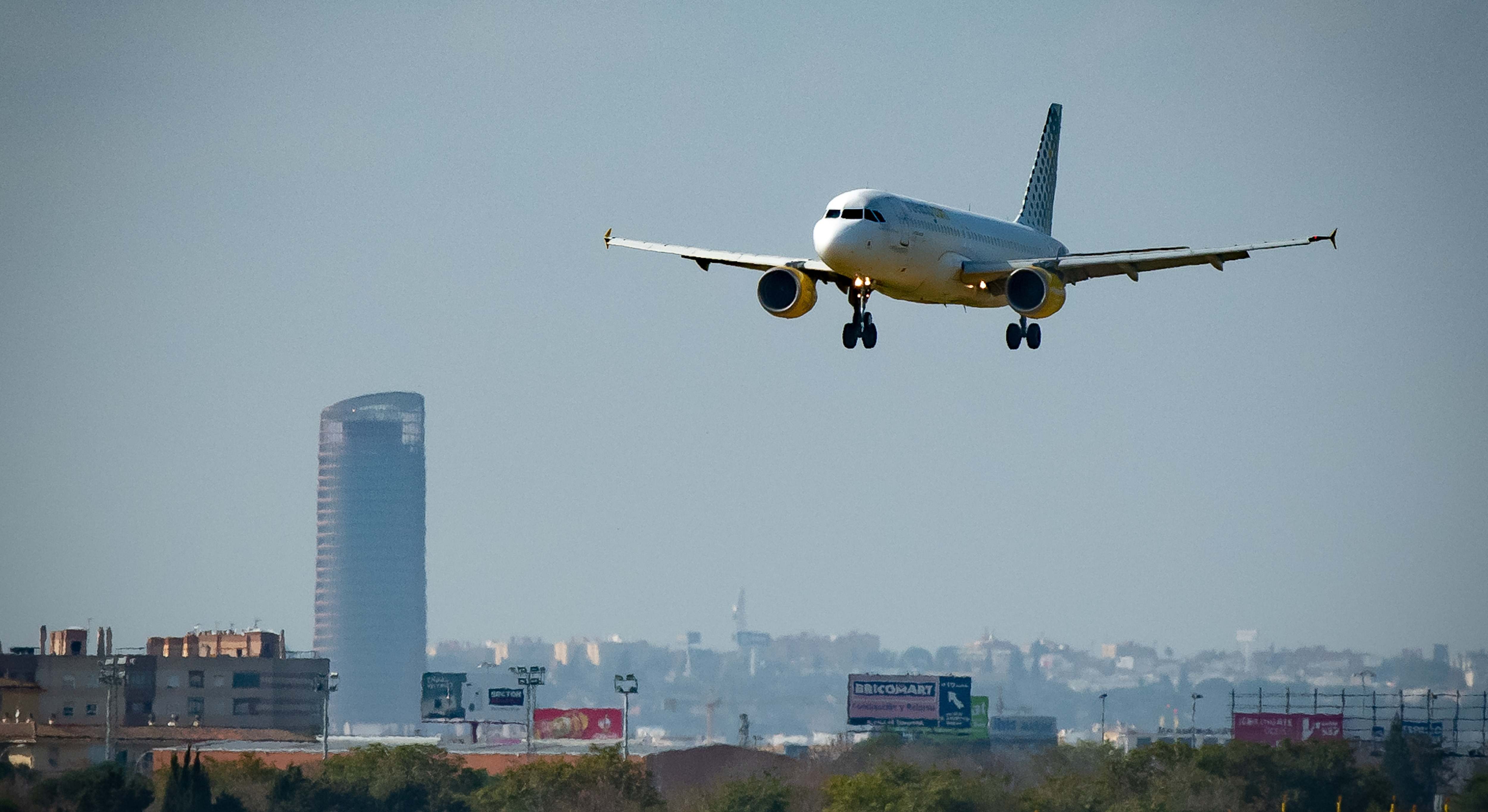 Avión aterrizando en Sevilla. / Fernando Ruso