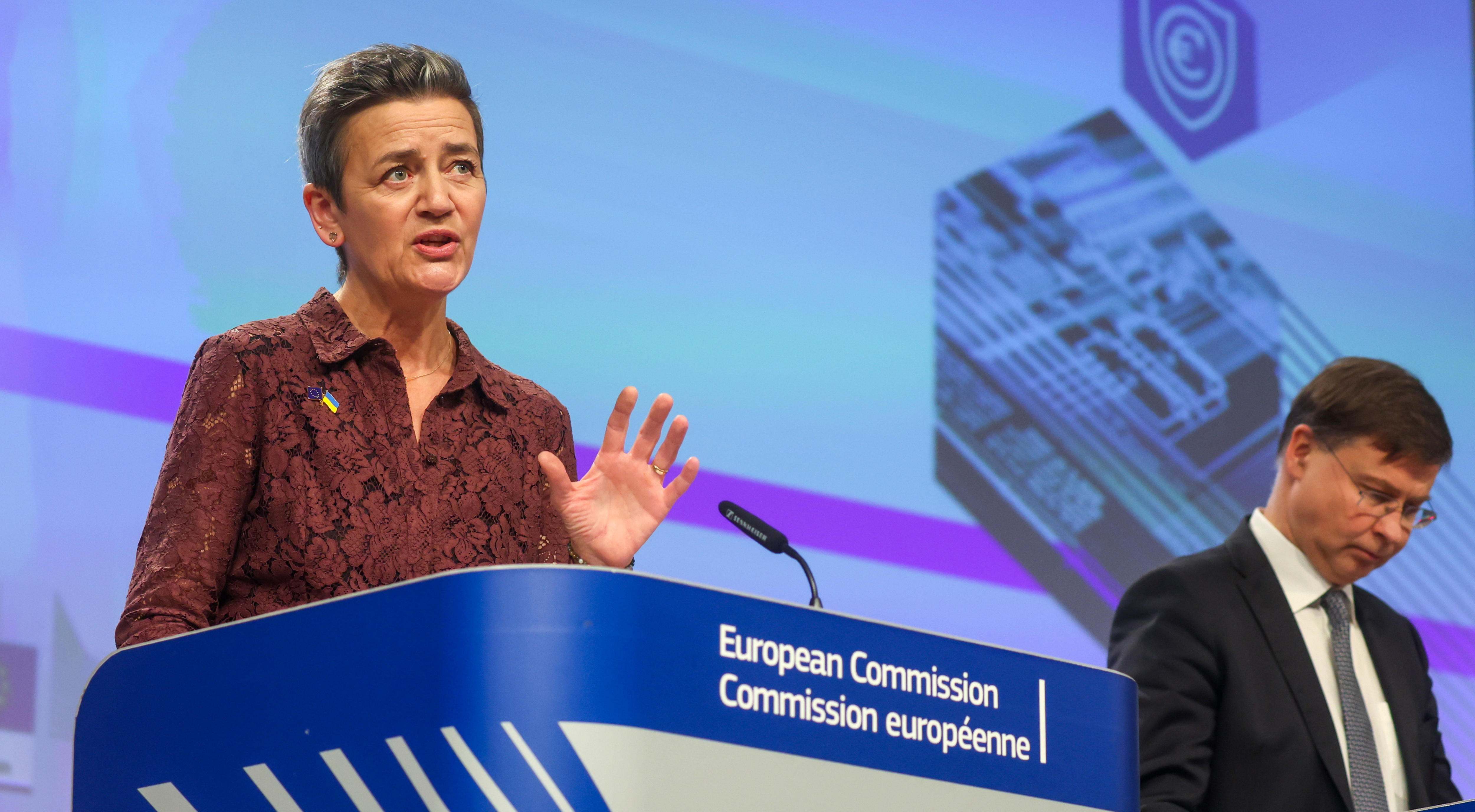 La vicepresidenta de la Comisión Europea, Margrethe Vestager y el vicepresidente económico de la Comisión Europea, Valdis Dombrovskis