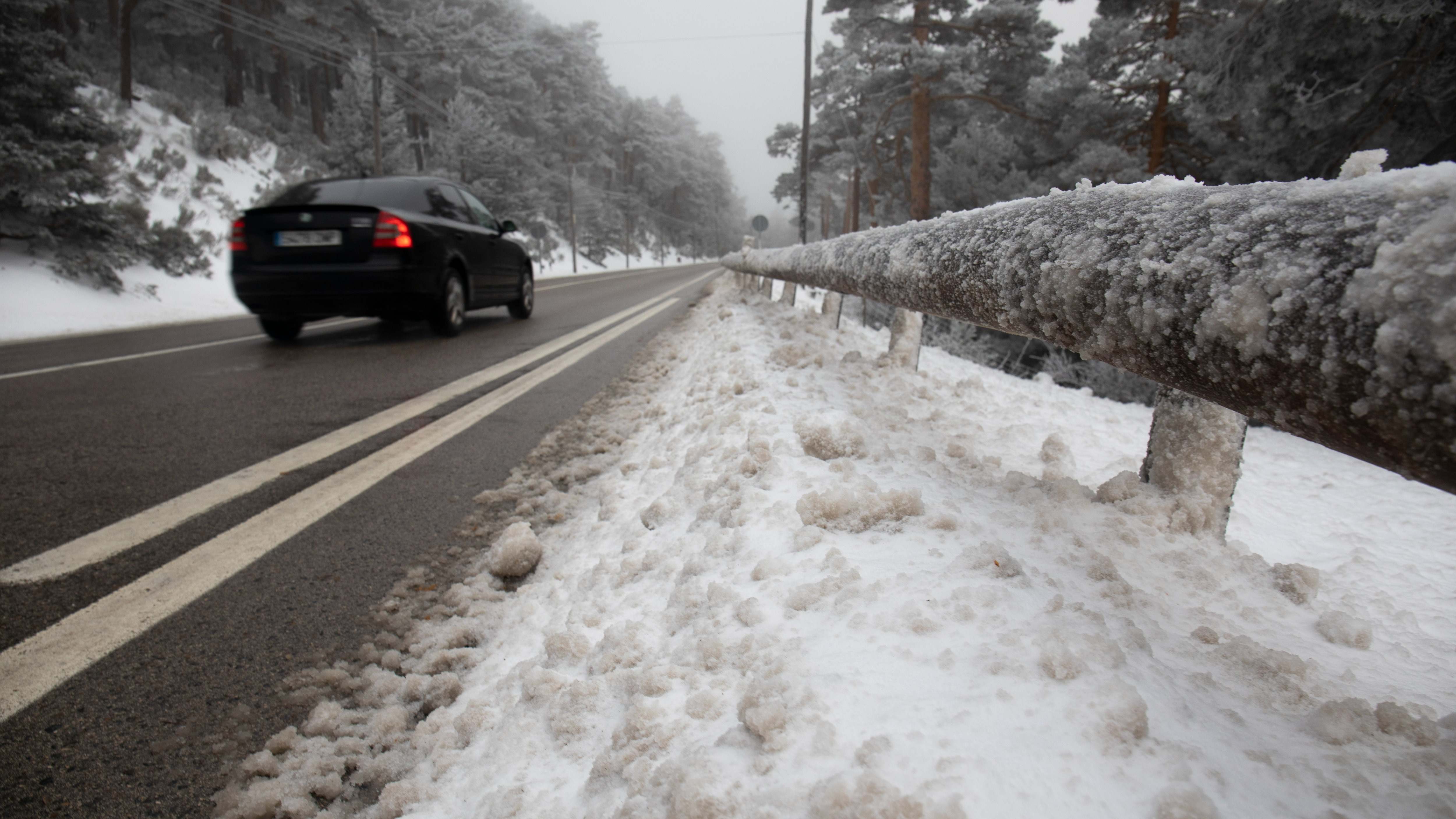 Un coche circulando por la carretera de acceso a Navacerrada hace justo un año. / Rafael Bastante (Europa Press)