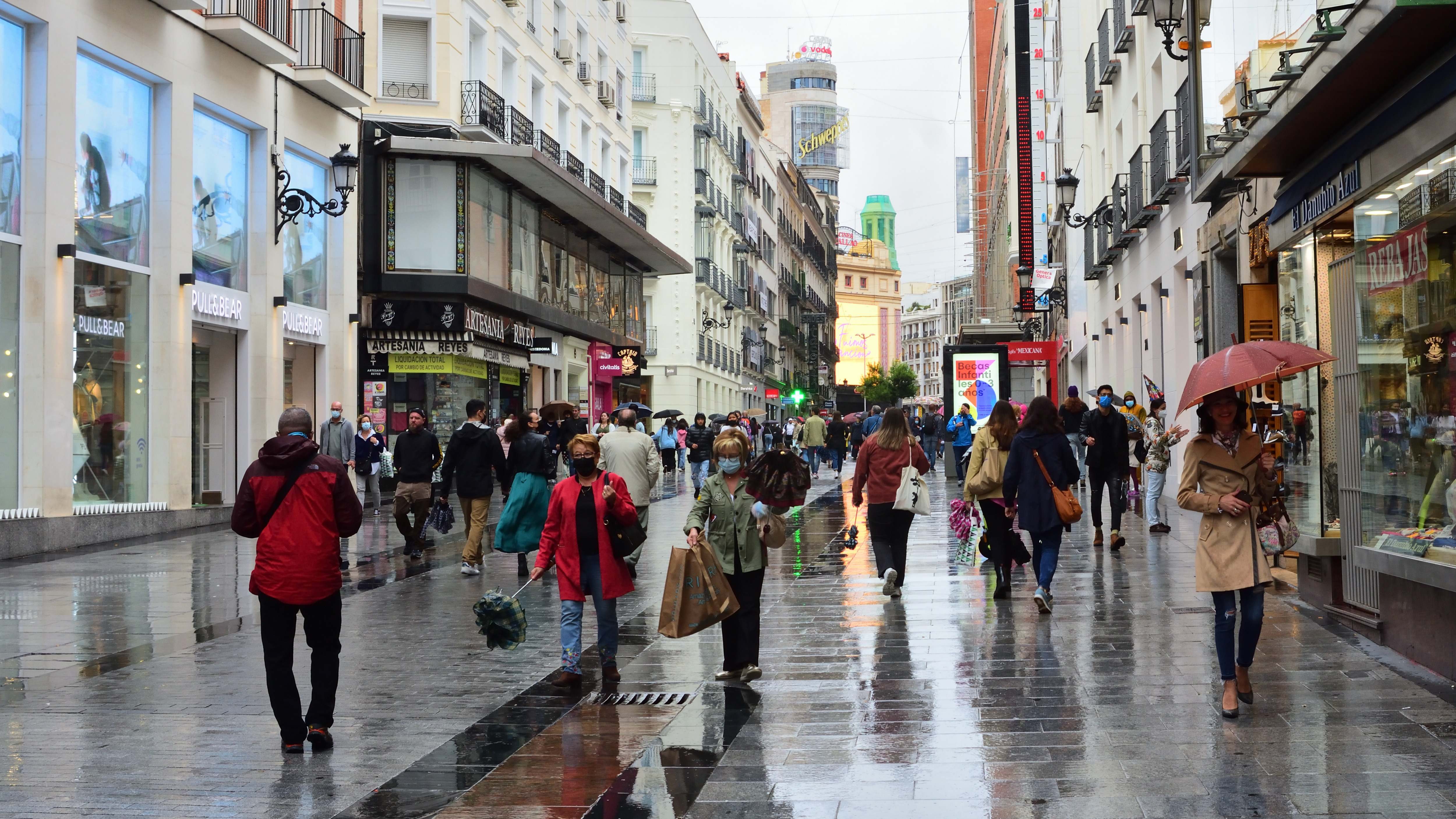 Varias personas caminan por el centro de Madrid en un día de lluvia. / Foto: iStock