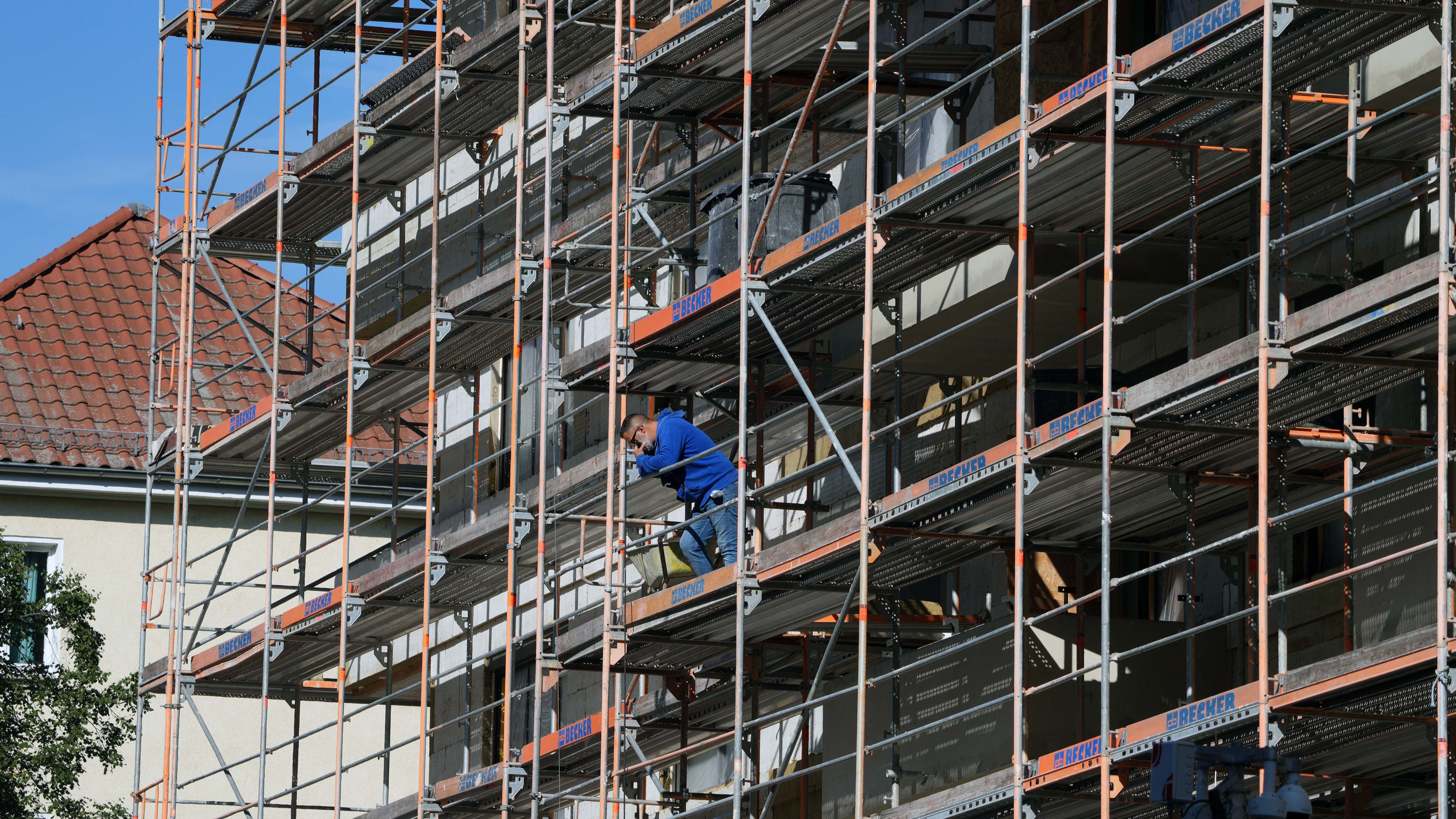 Trabajador en la construcción de un edificio 
