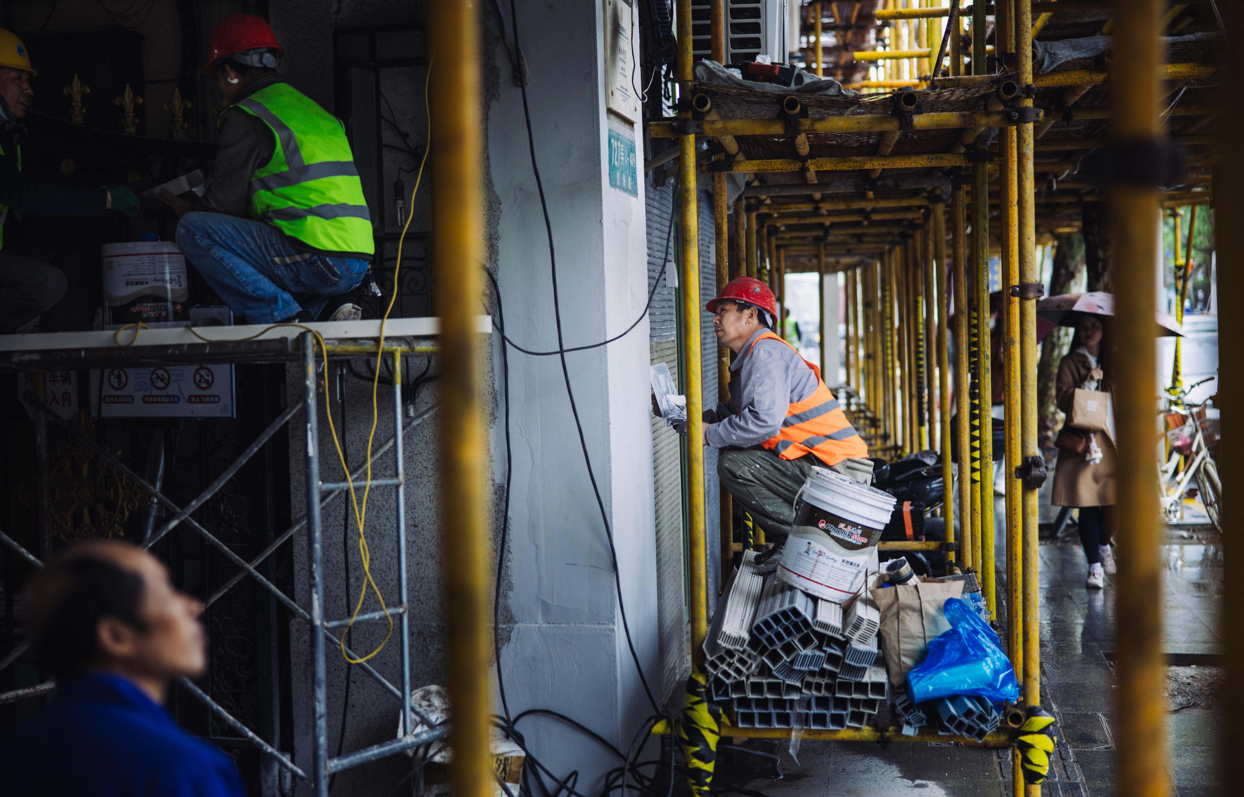 Obreros trabajan en una obra en Shanghai, China, el 30 de abril de 2024