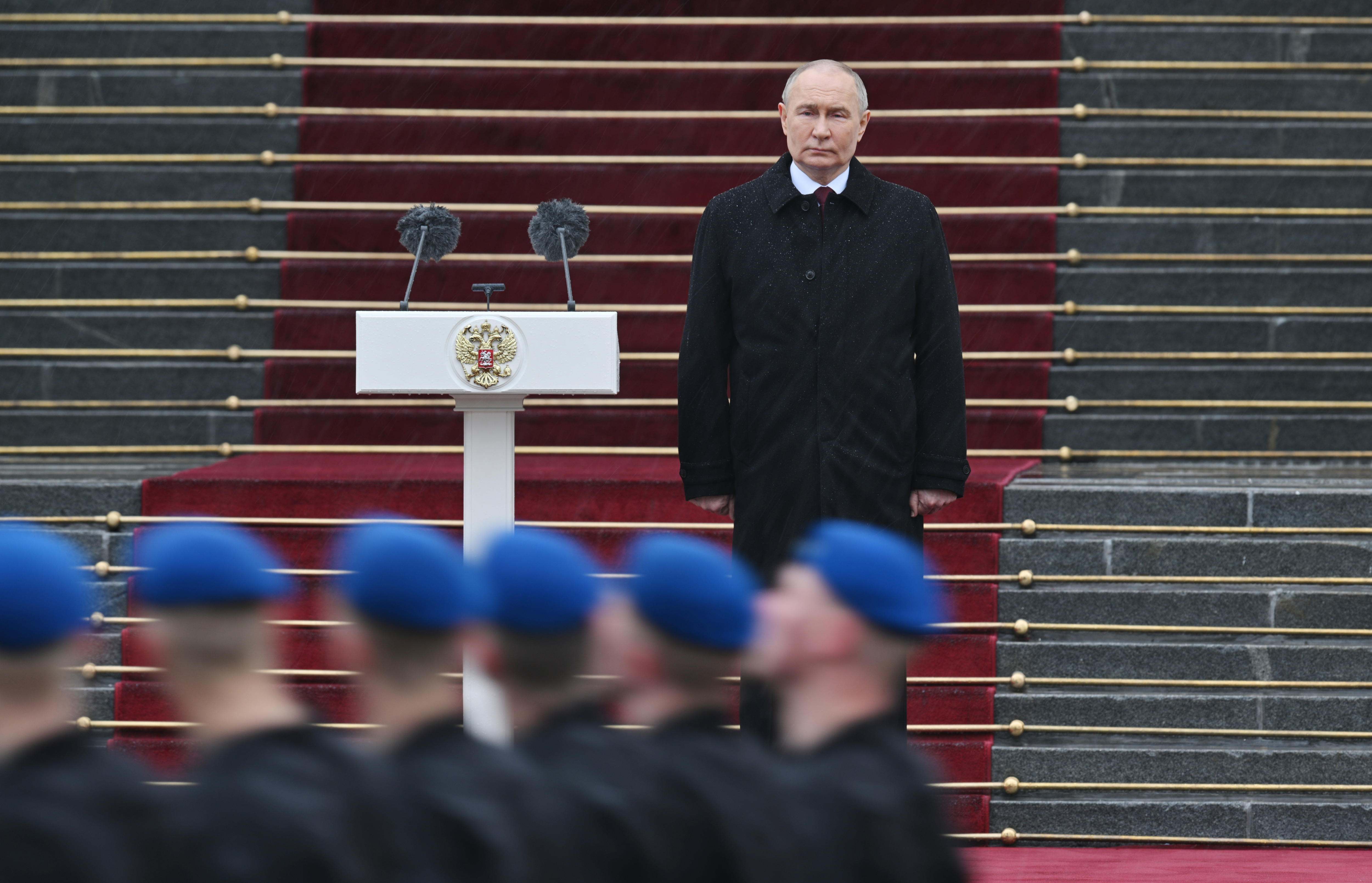 El presidente ruso Vladimir Putin participa en el desfile del Regimiento Presidencial en la Plaza de la Catedral del Kremlin.