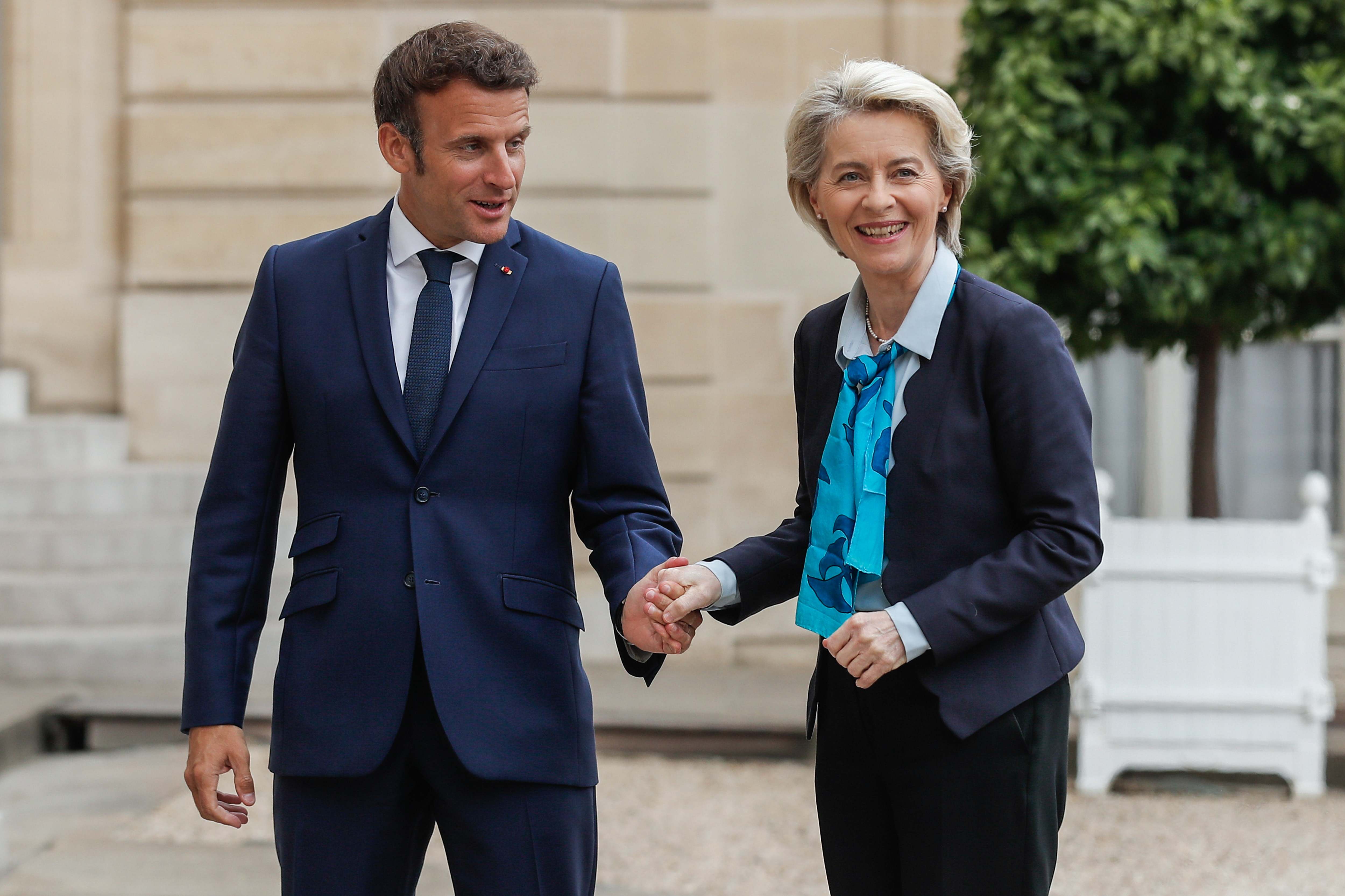 El presidente galo, Emmanuel Macron y la presidenta de la Comisión Europea, Ursula von der Leyen. efe