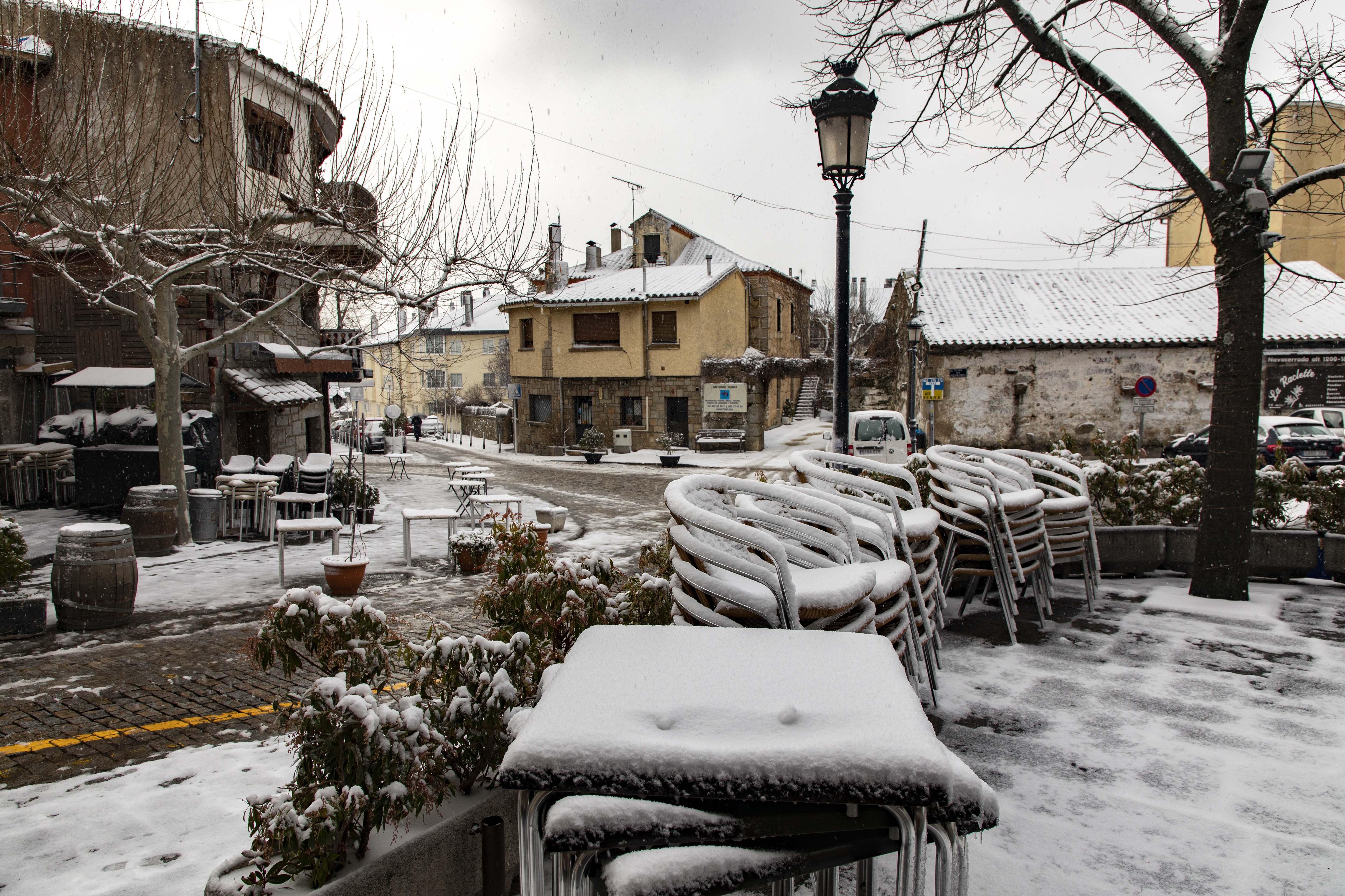 Nieve en las calles del municipio de Navacerrada, a 3 de marzo de 2024, en Navacerrada, Madrid (España).