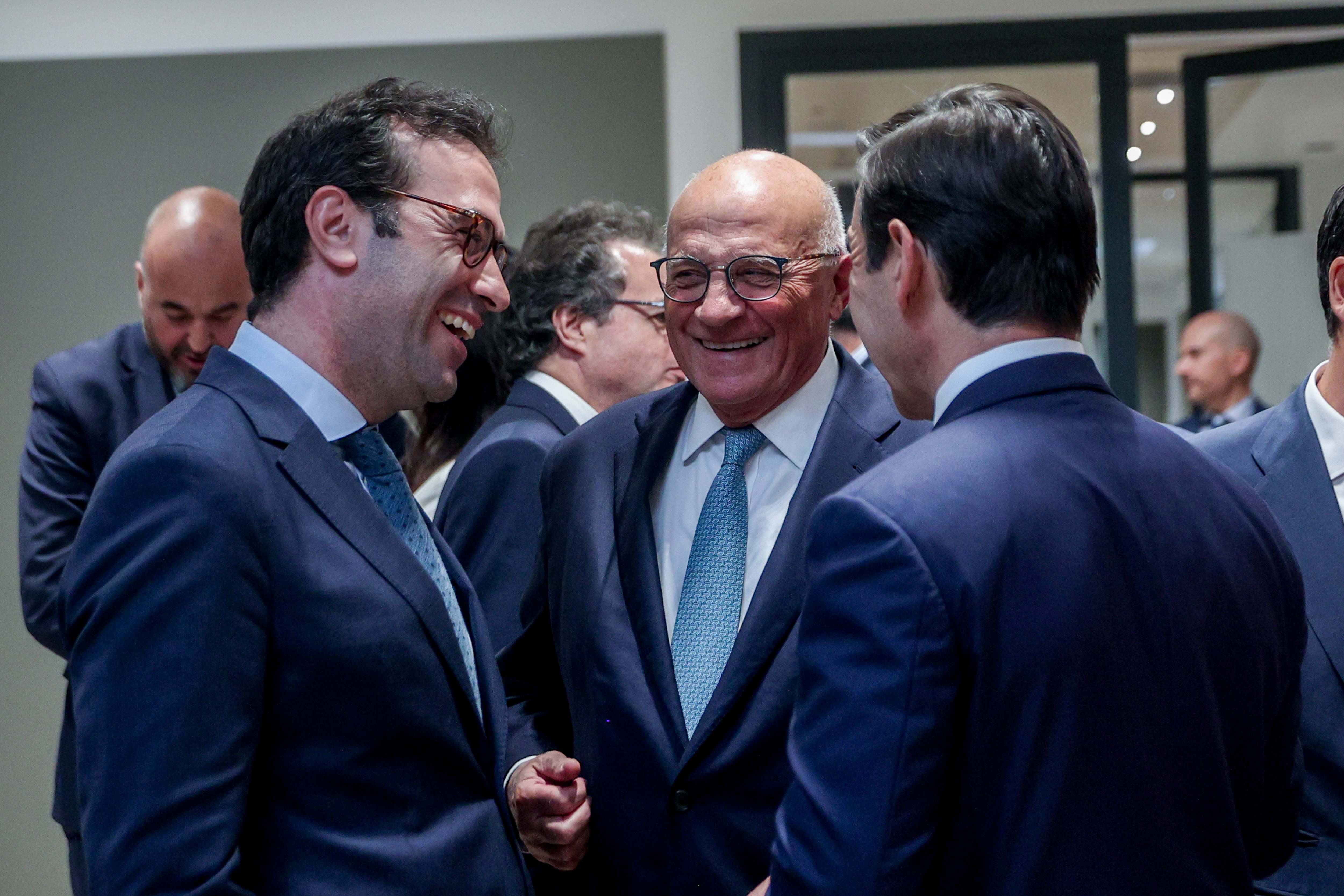 El ministro de Economía, Carlos Cuerpo, junto a los presidentes de Sabadell, Josep Oliu, y de BBVA, Carlos Torres.