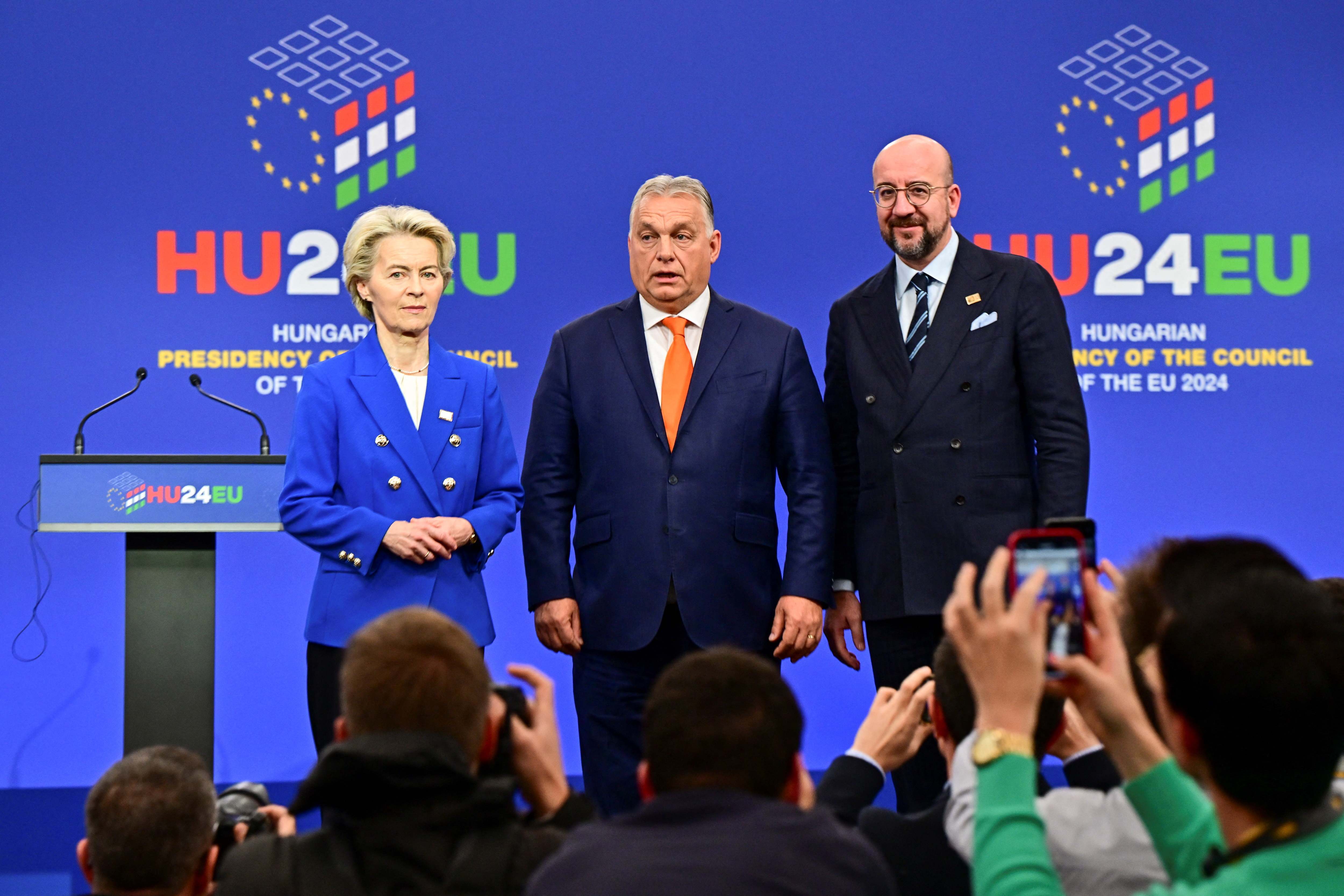 La presidenta de la Comisión Europea, Ursula von der Leyen, el primer ministro húngaro, Víktor Orbán y el presidente del Consejo de la UE, Charles Michel.