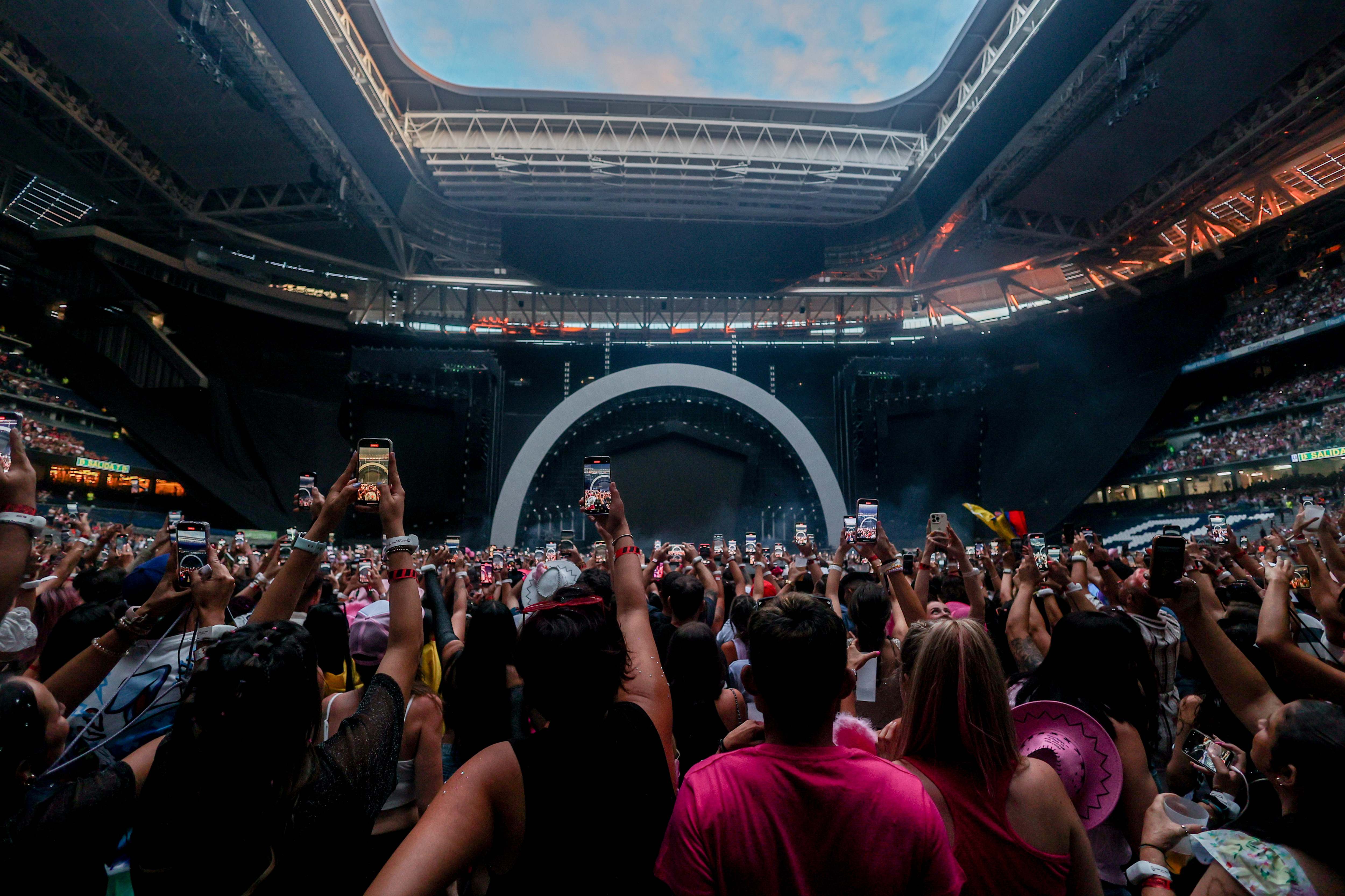 Imagen del interior del Bernabéu en un concierto de Karol G.
