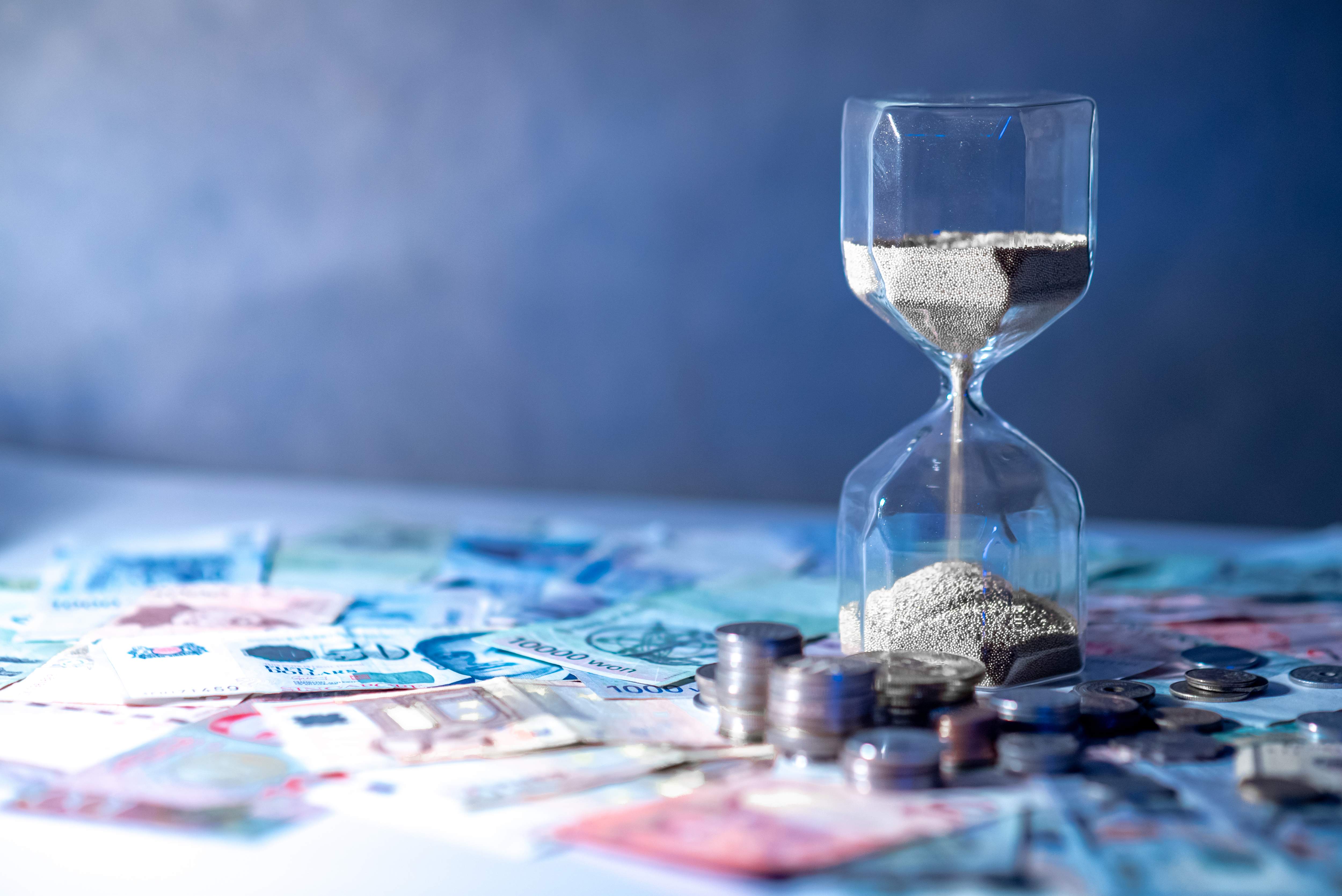 Dinero reloj arena