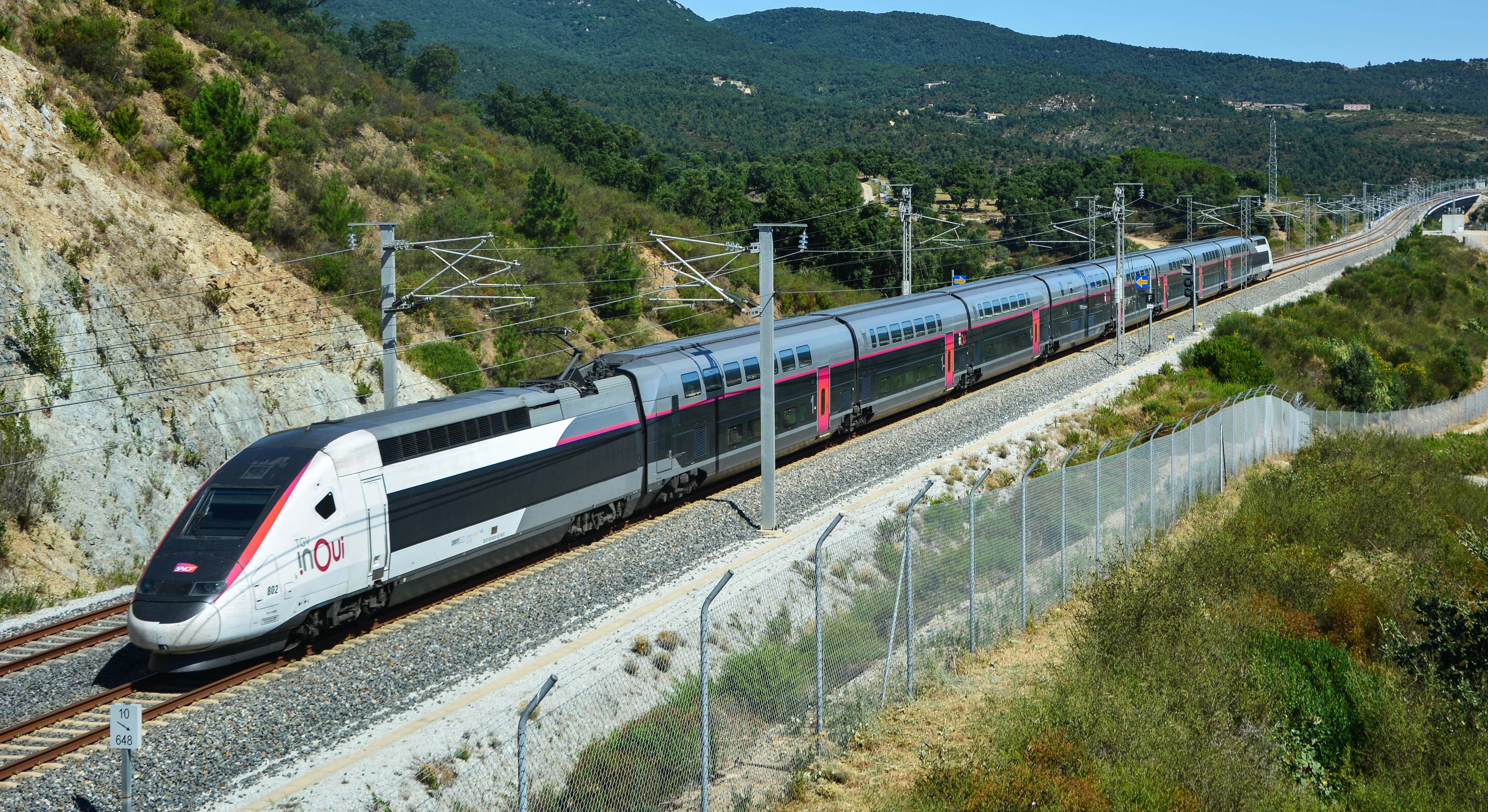 TGV InOui de SNCF a su paso por Figueres. / Cesare Sapienza