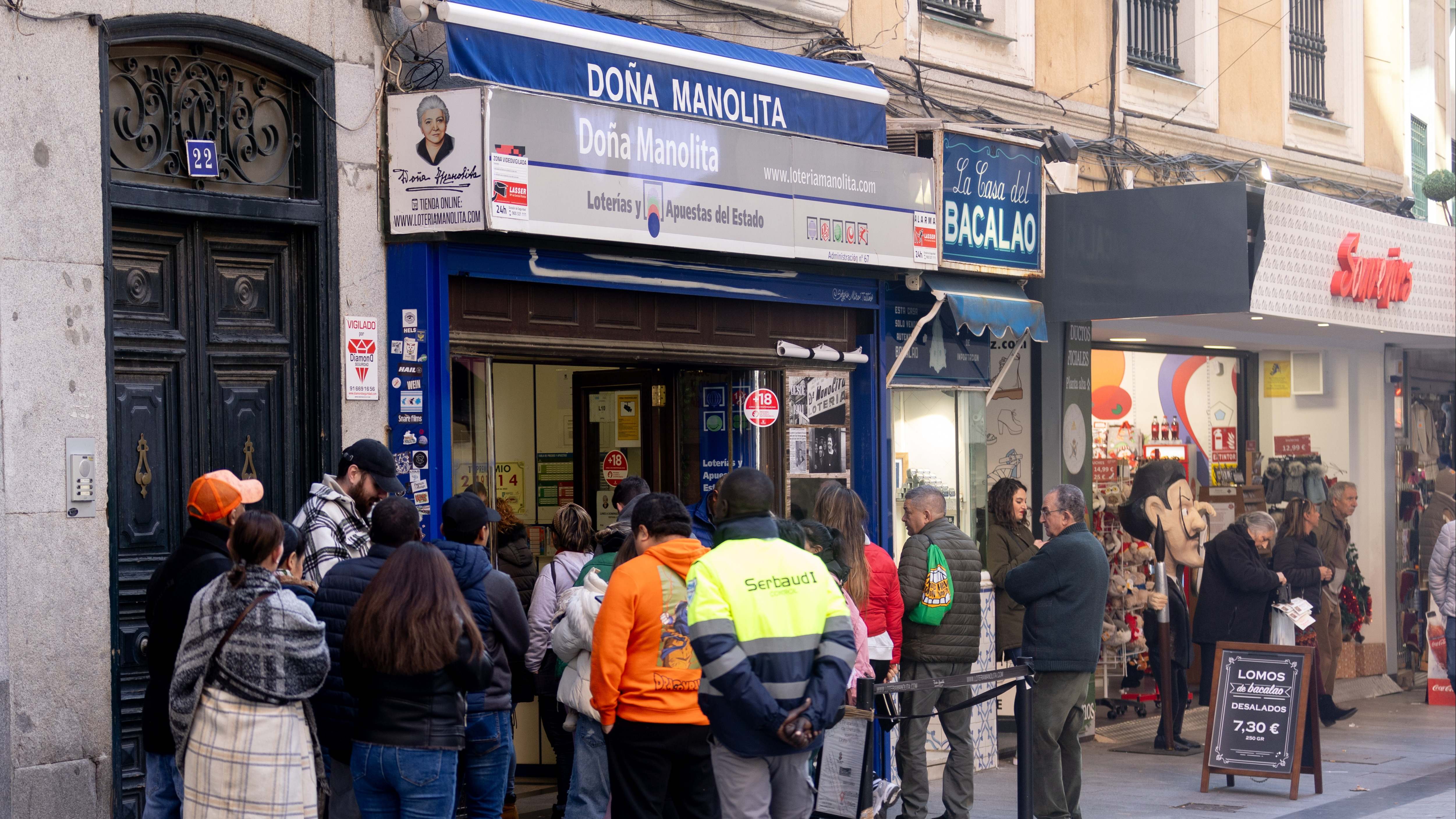 Compra de décimos de la lotería de Navidad 2023 en Doña Manolita. / Foto: EP
