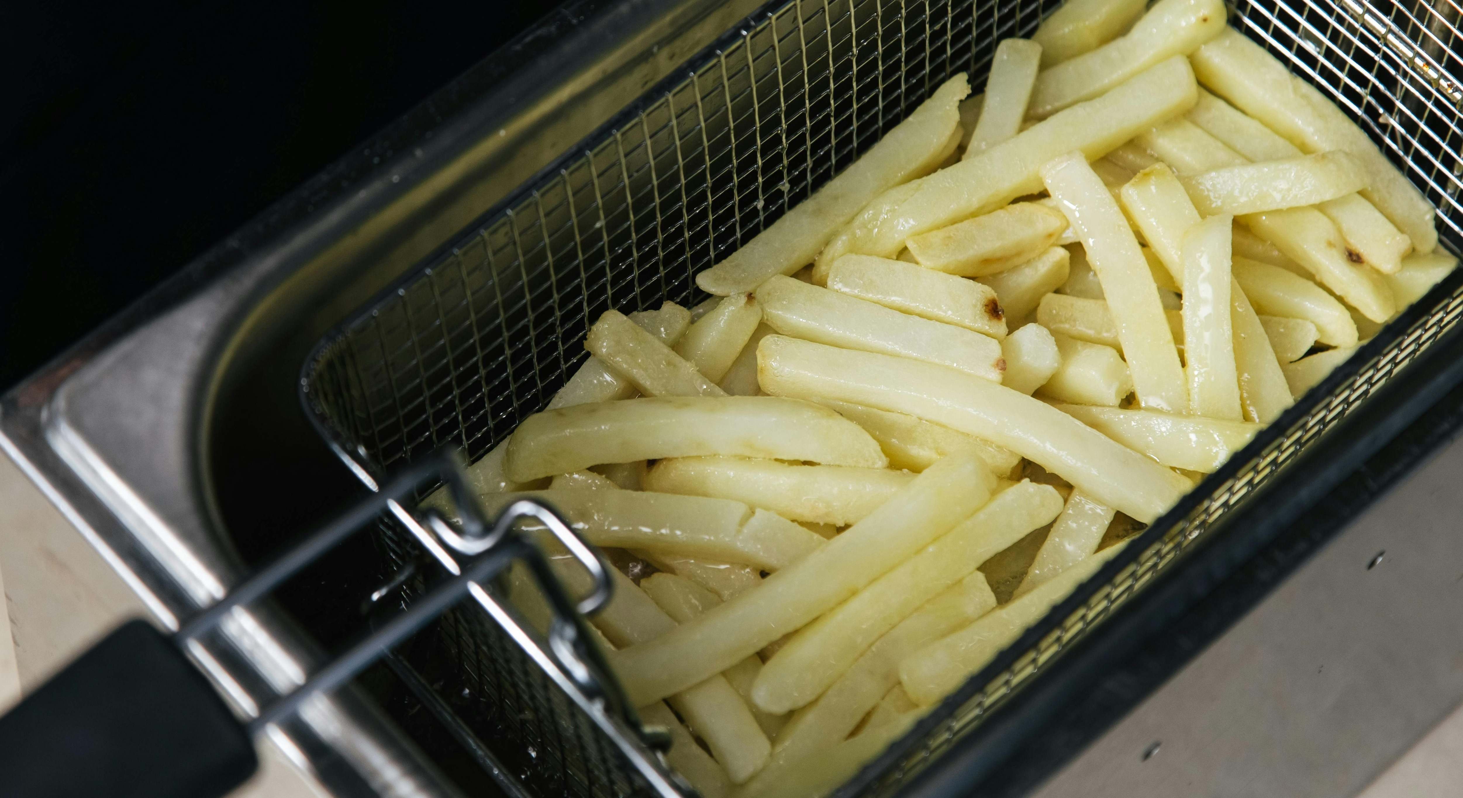 Patatas fritas en una freidora