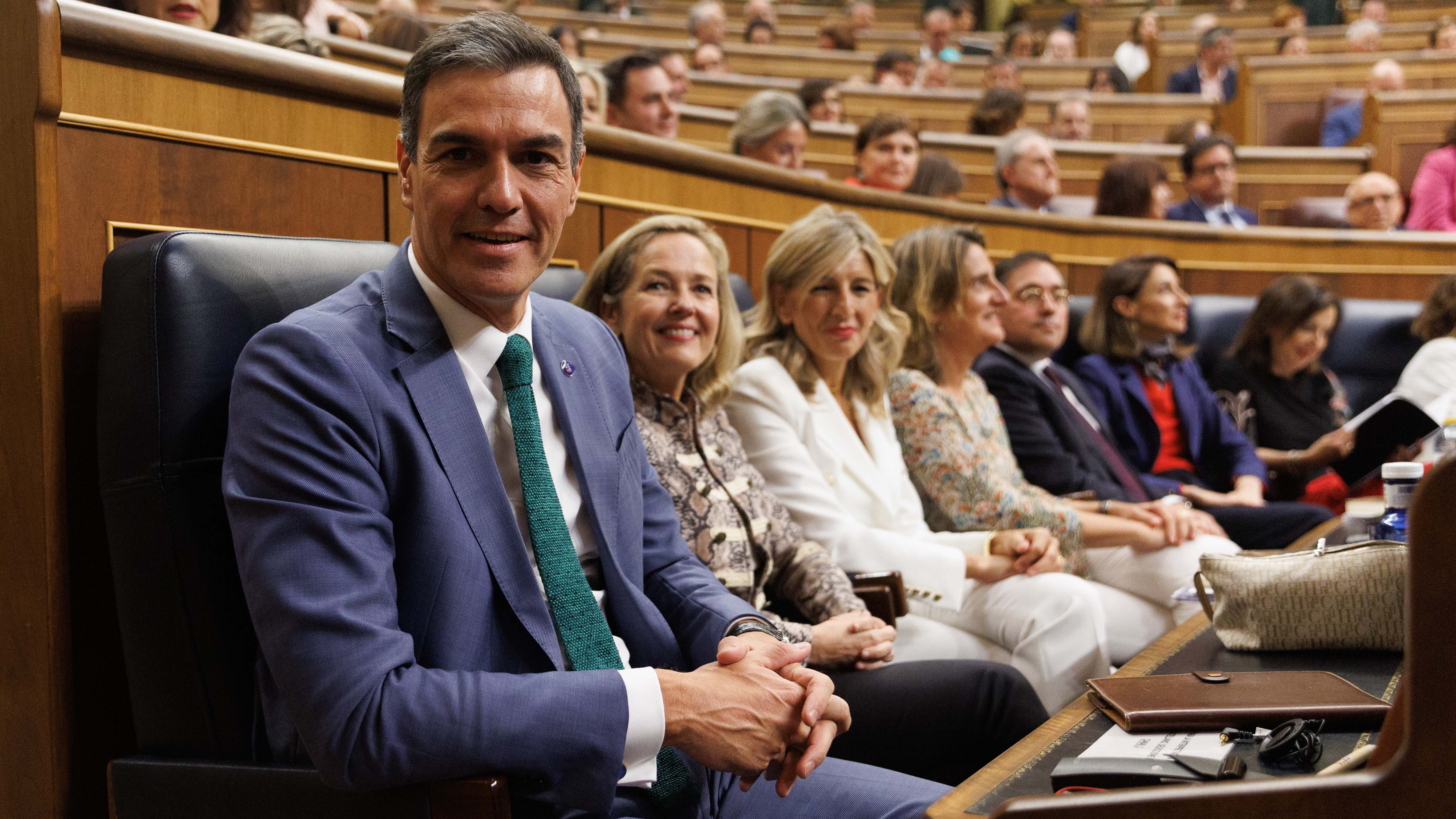 Pedro Sánchez, junto a varios miembros del Gobierno en funciones en el Congreso de los Diputados, en el pleno de investidura de Alberto Núñez Feijóo.