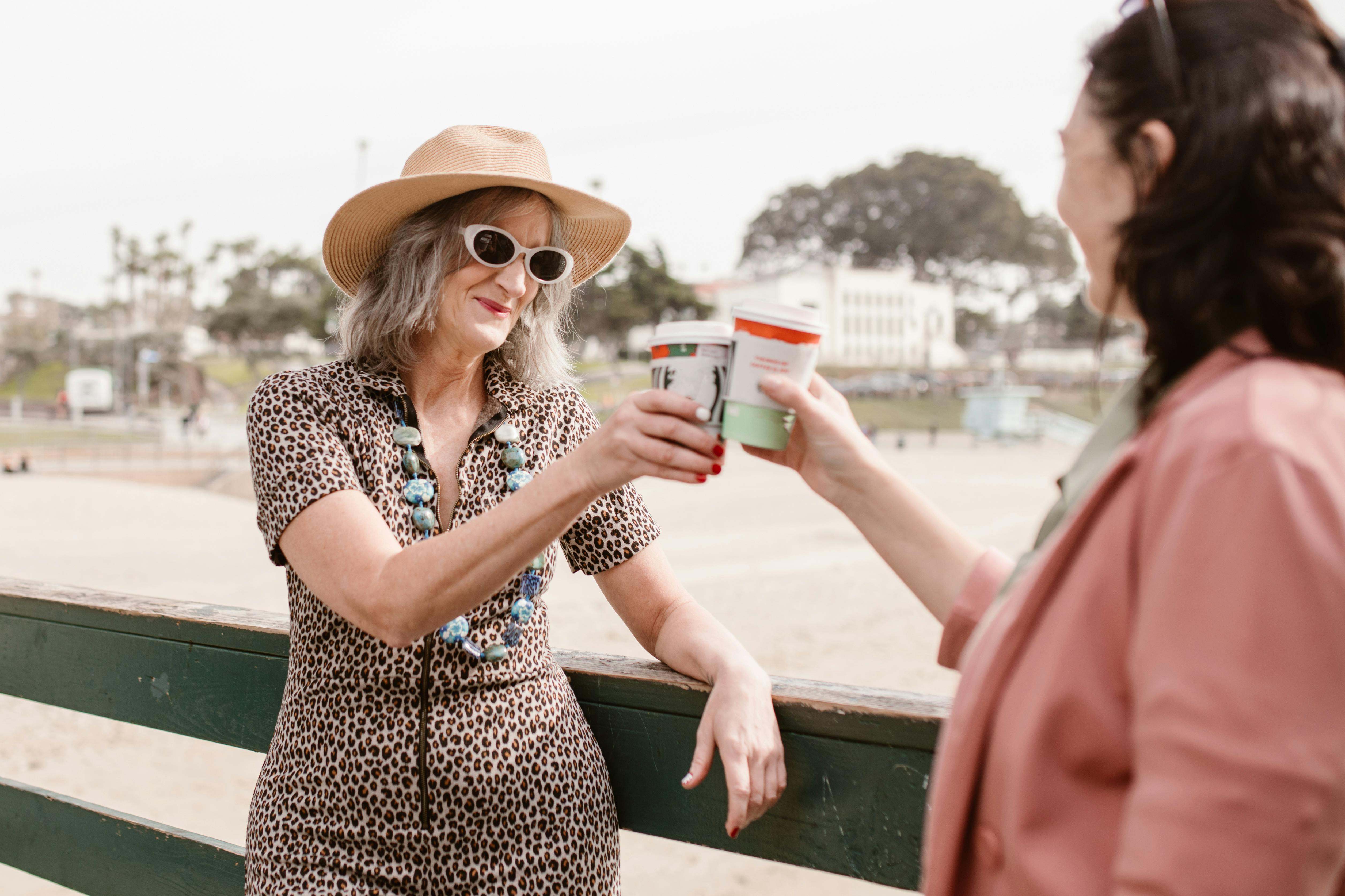 Dos personas de avanzada edad disfrutan de un café