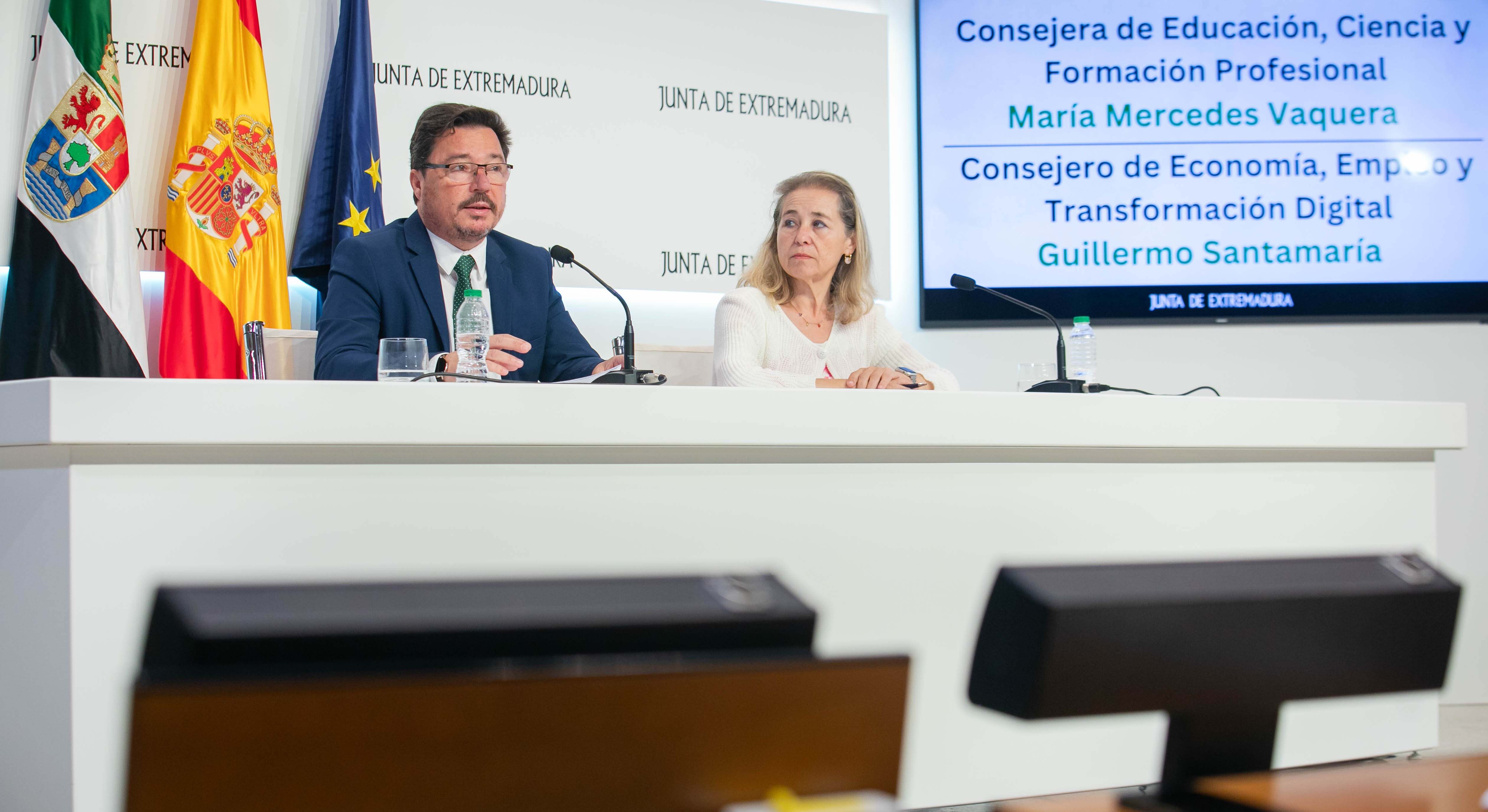 Los consejeros de Educación, Ciencia y Formación Profesional y de Economía, Empleo y Transformación Digital, María Mercedes Vaquera y Guillermo Santamaría