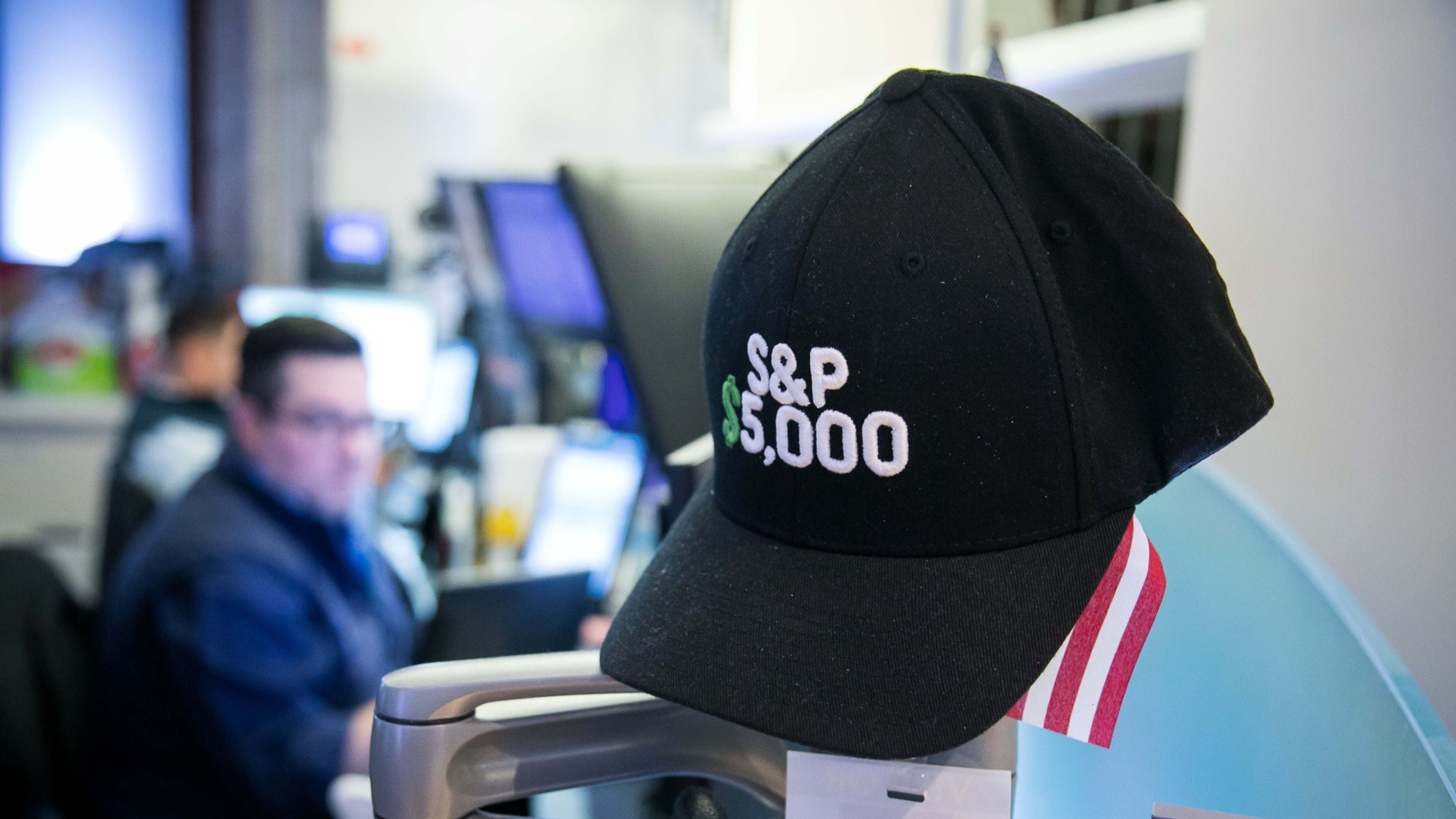 Una gorra de "S&P 5000" en la Bolsa de Nueva York. Foto: Bloomberg