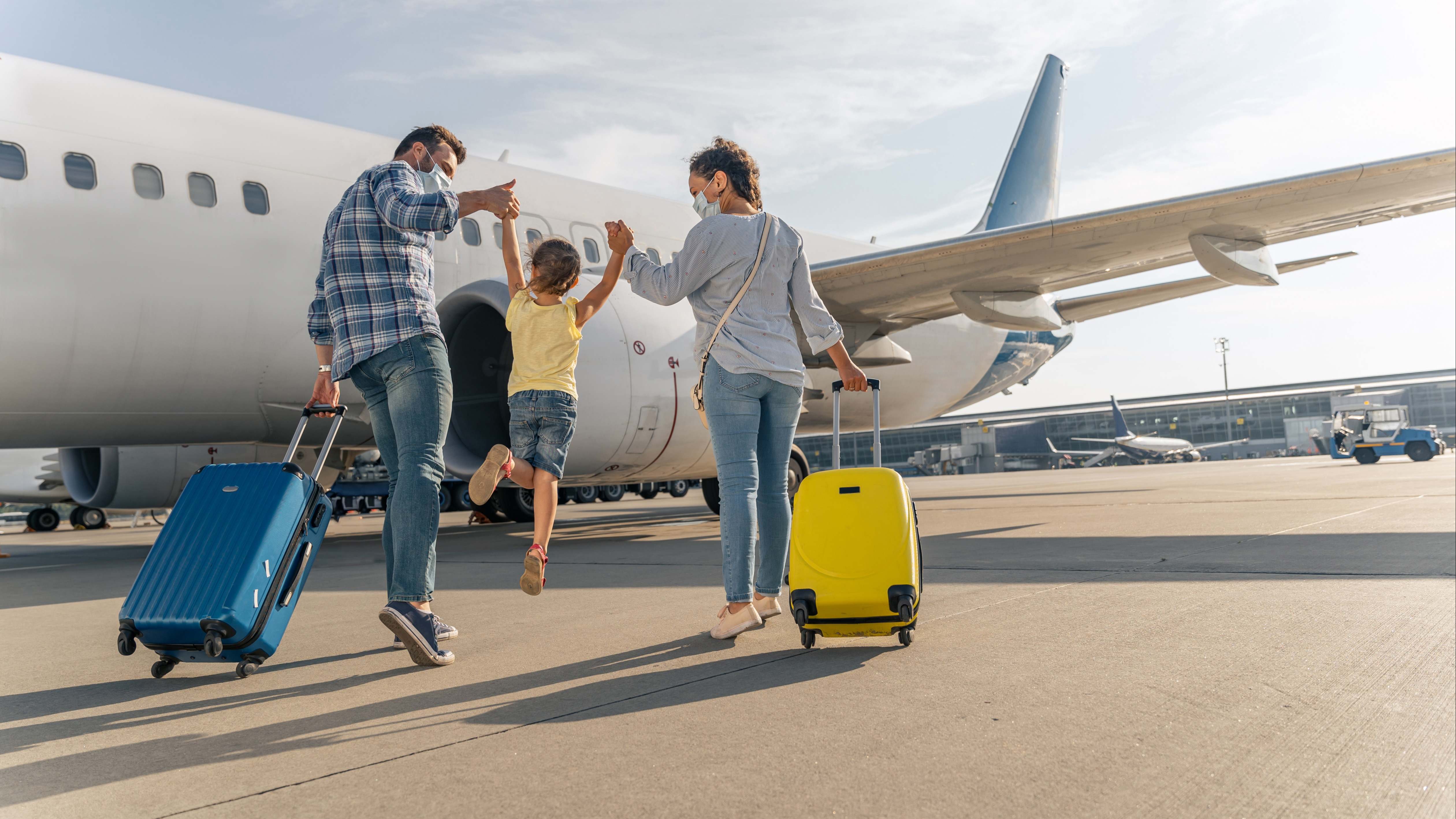 Turistas a punto de coger un avión