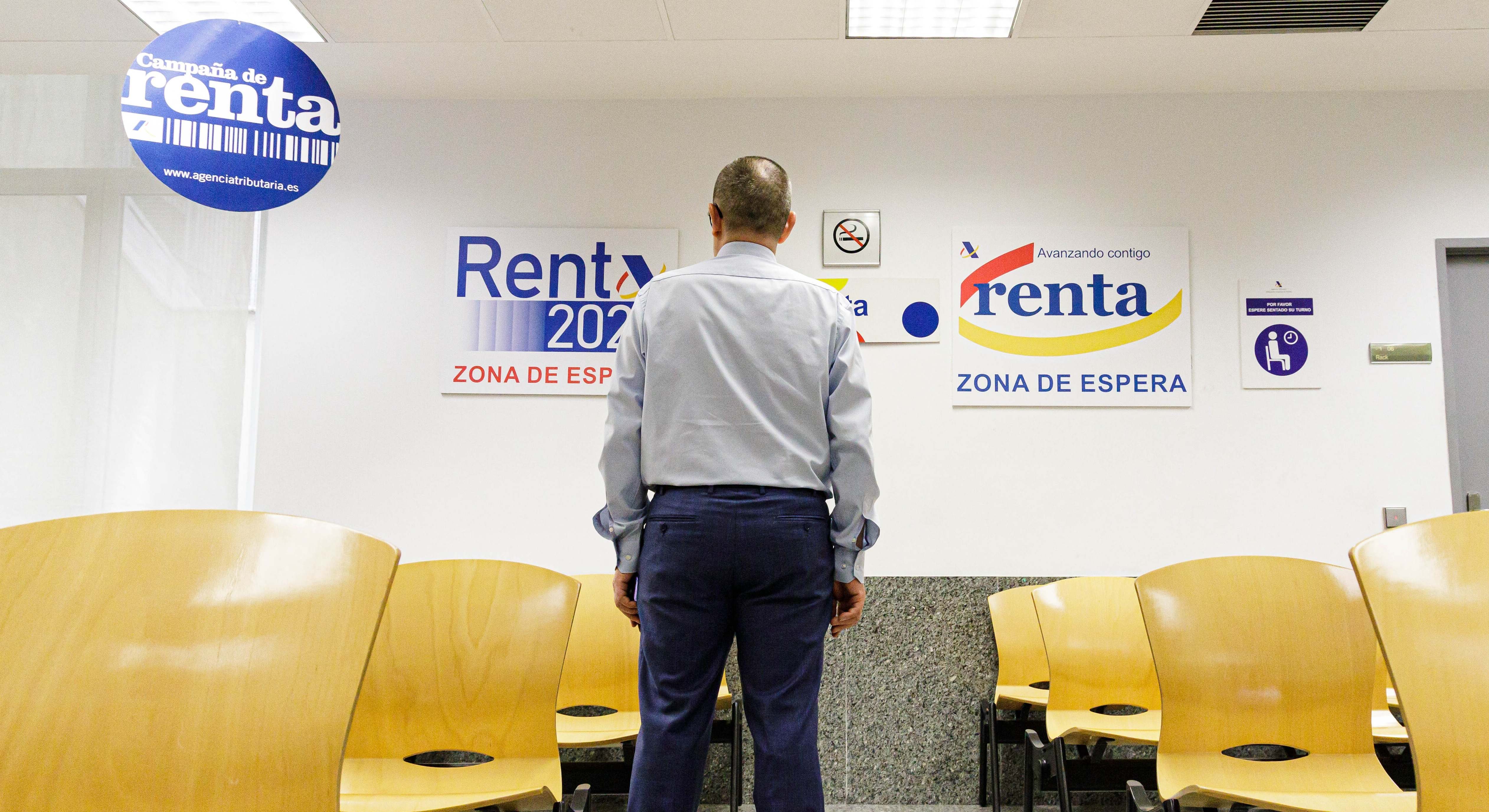 Cartel de la Campaña de la Renta en una oficina de la Agencia Tributaria.