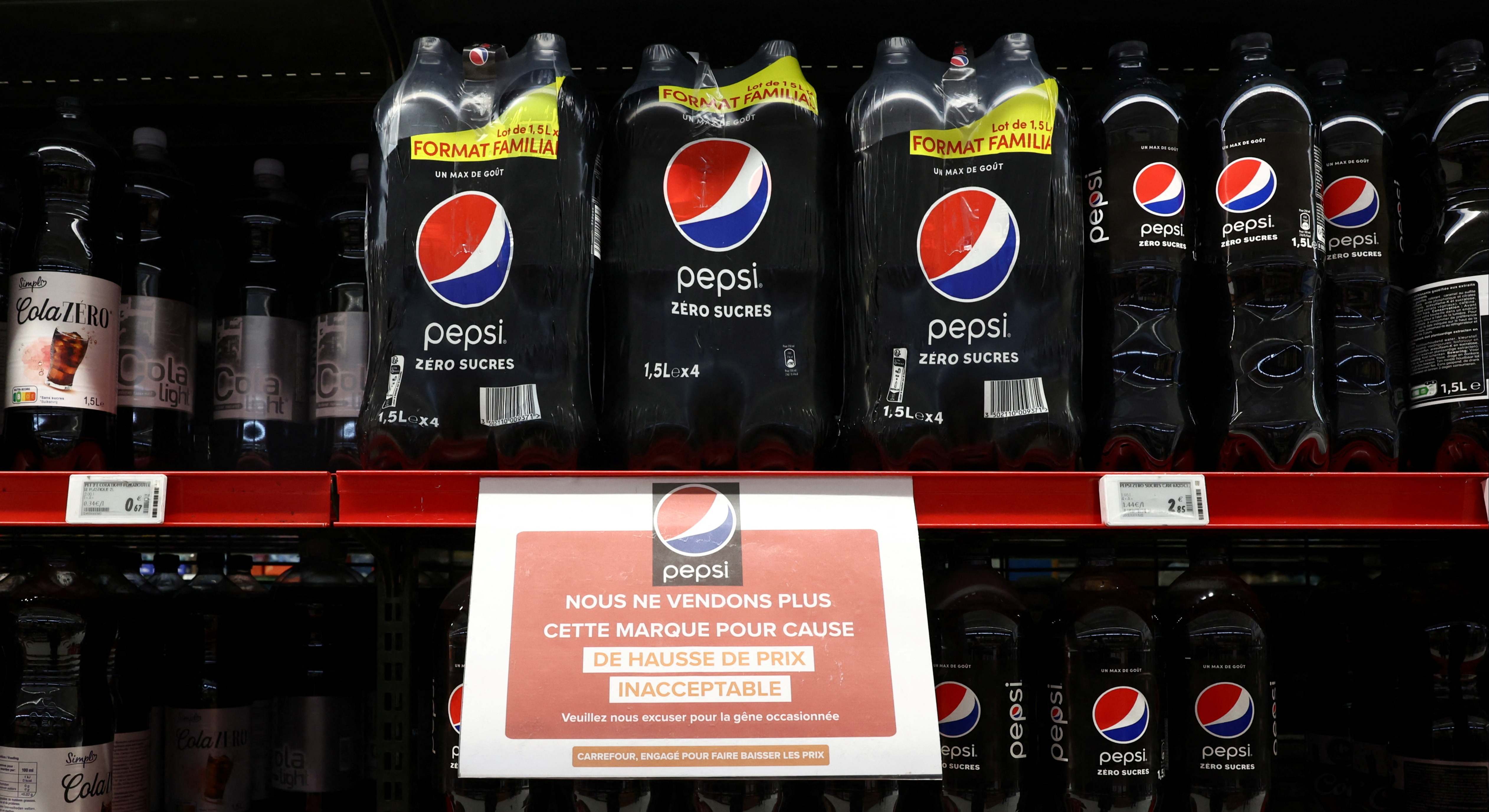 Carteles colocados por Carrefour durante su disputa con PepsiCO por sus precios.