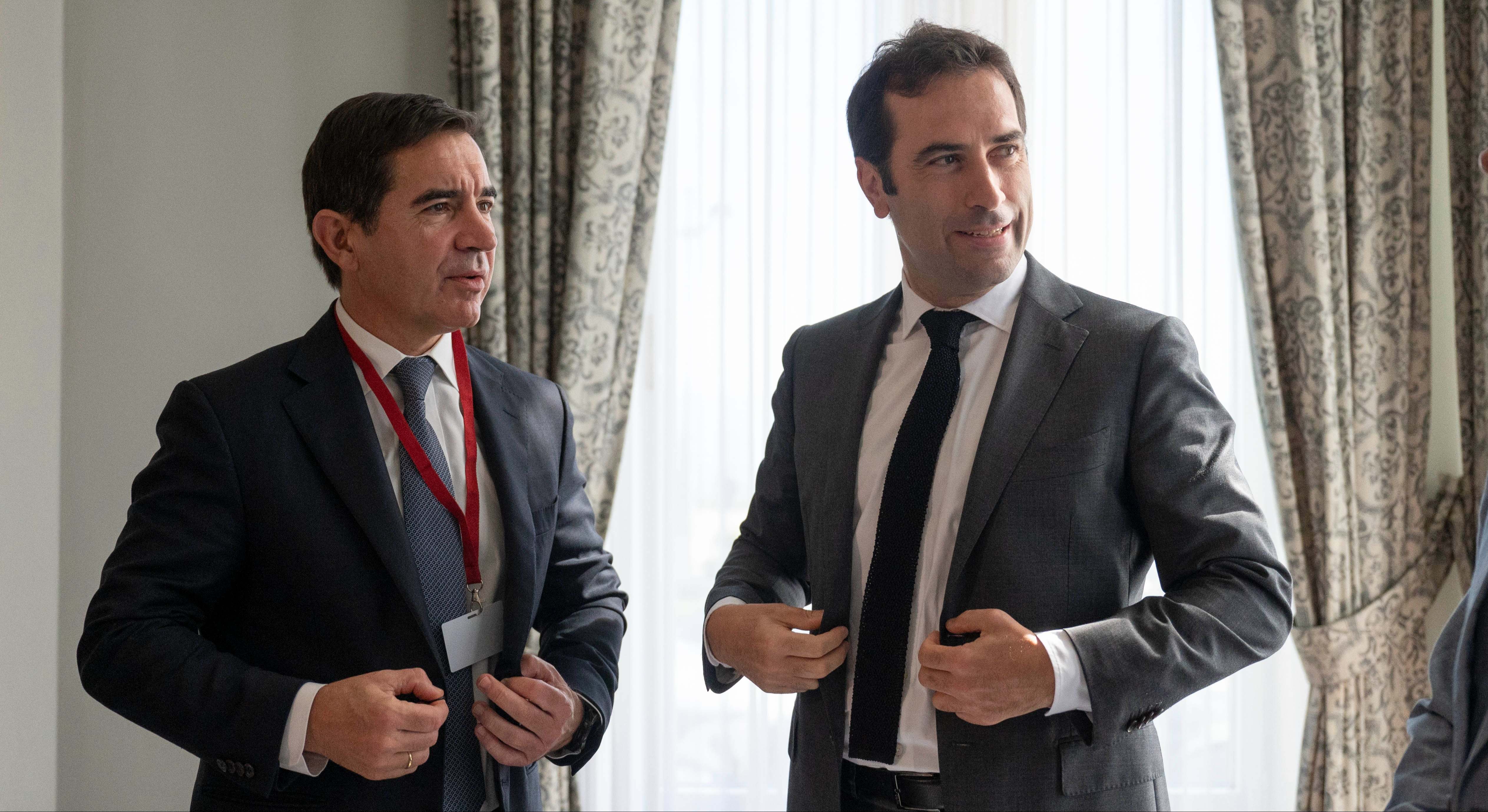Carlos Cuerpo, ministro de Economía, y Carlos Torres, presidente de BBVA, en el curso de la UIMP en Santander.