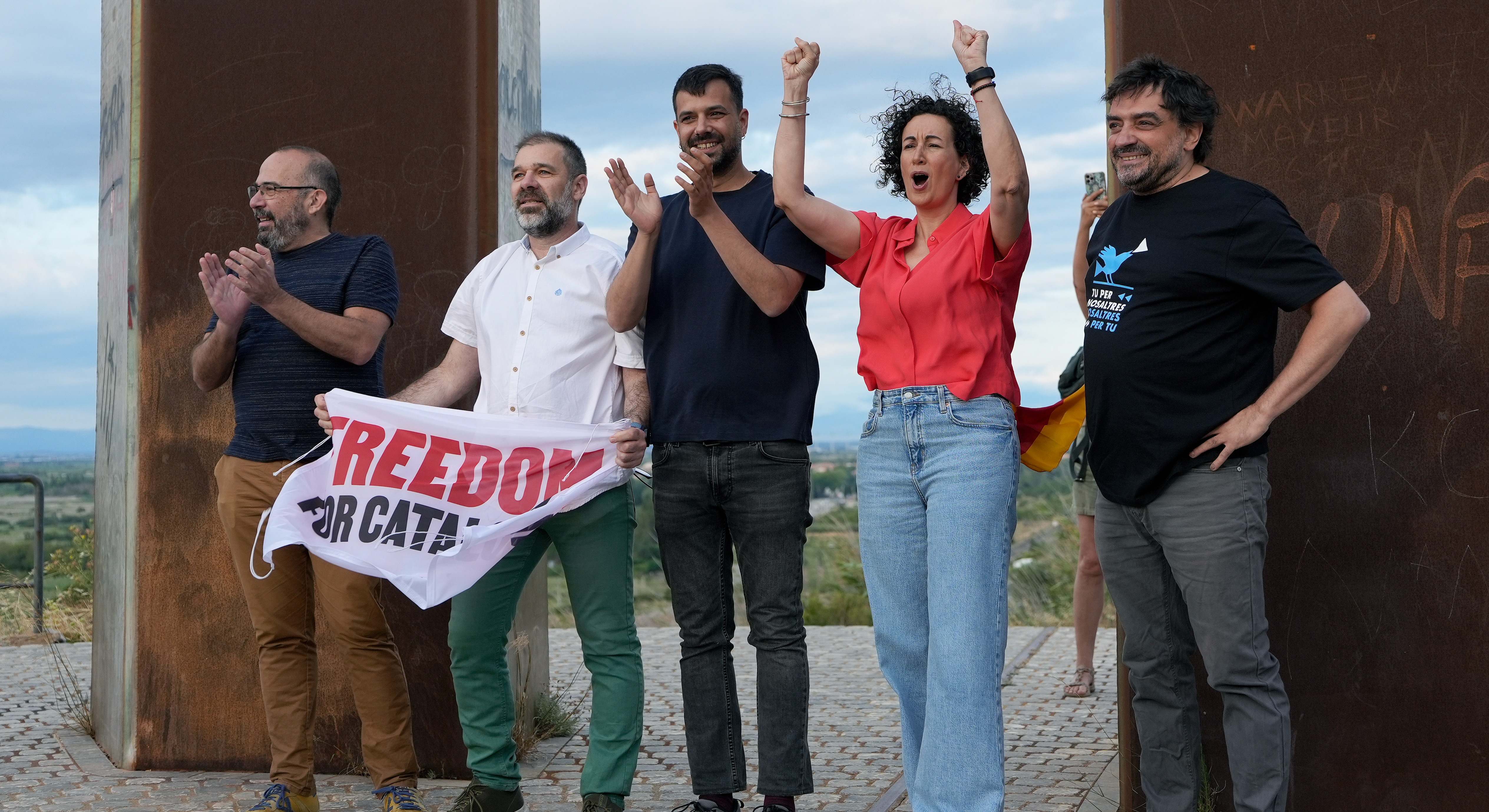Investigados por el caso 'Tsunami' celebrando su llegada a España.