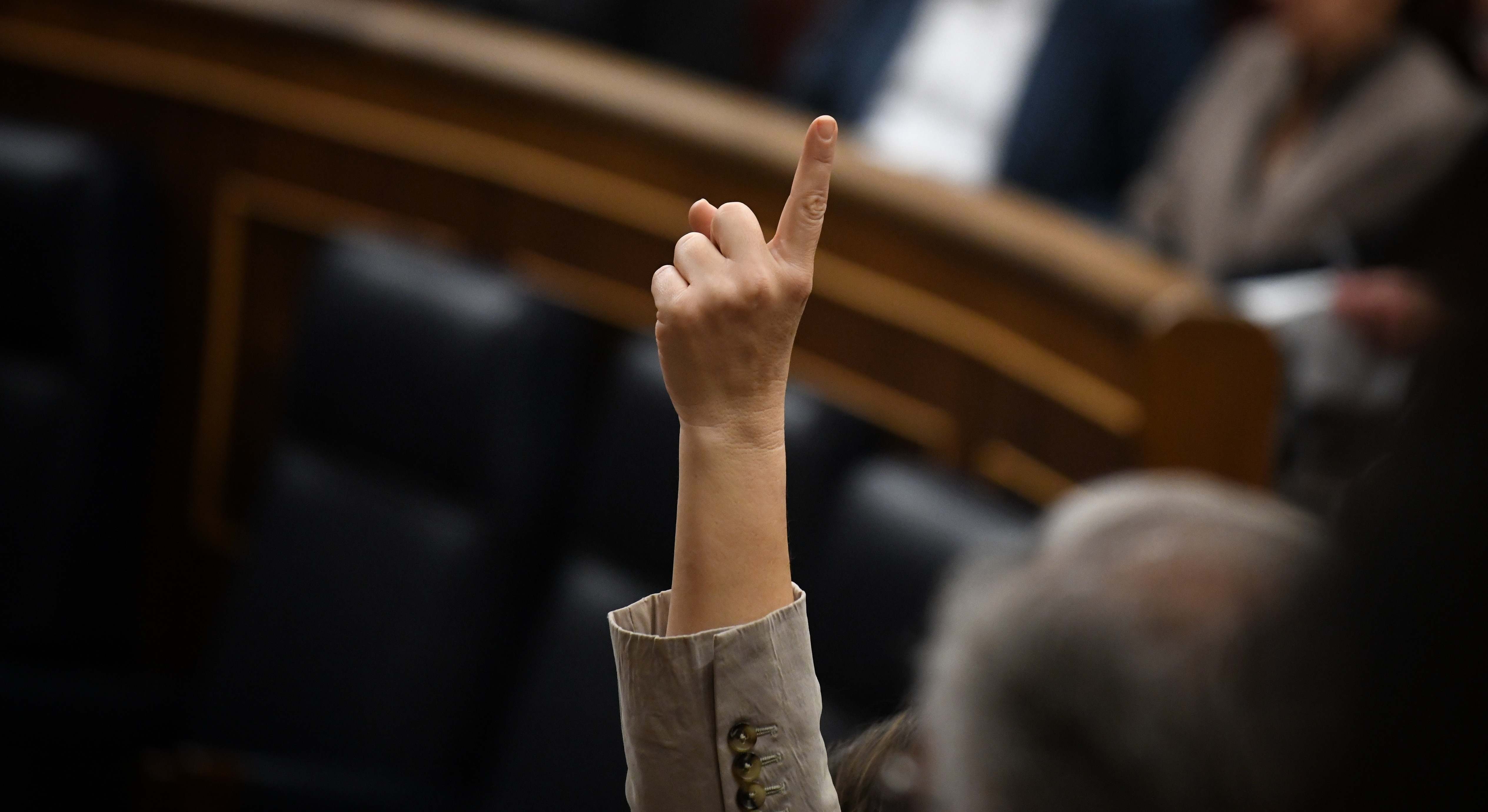Mano alzada en el Congreso de los Diputados. Foto: Europa Press