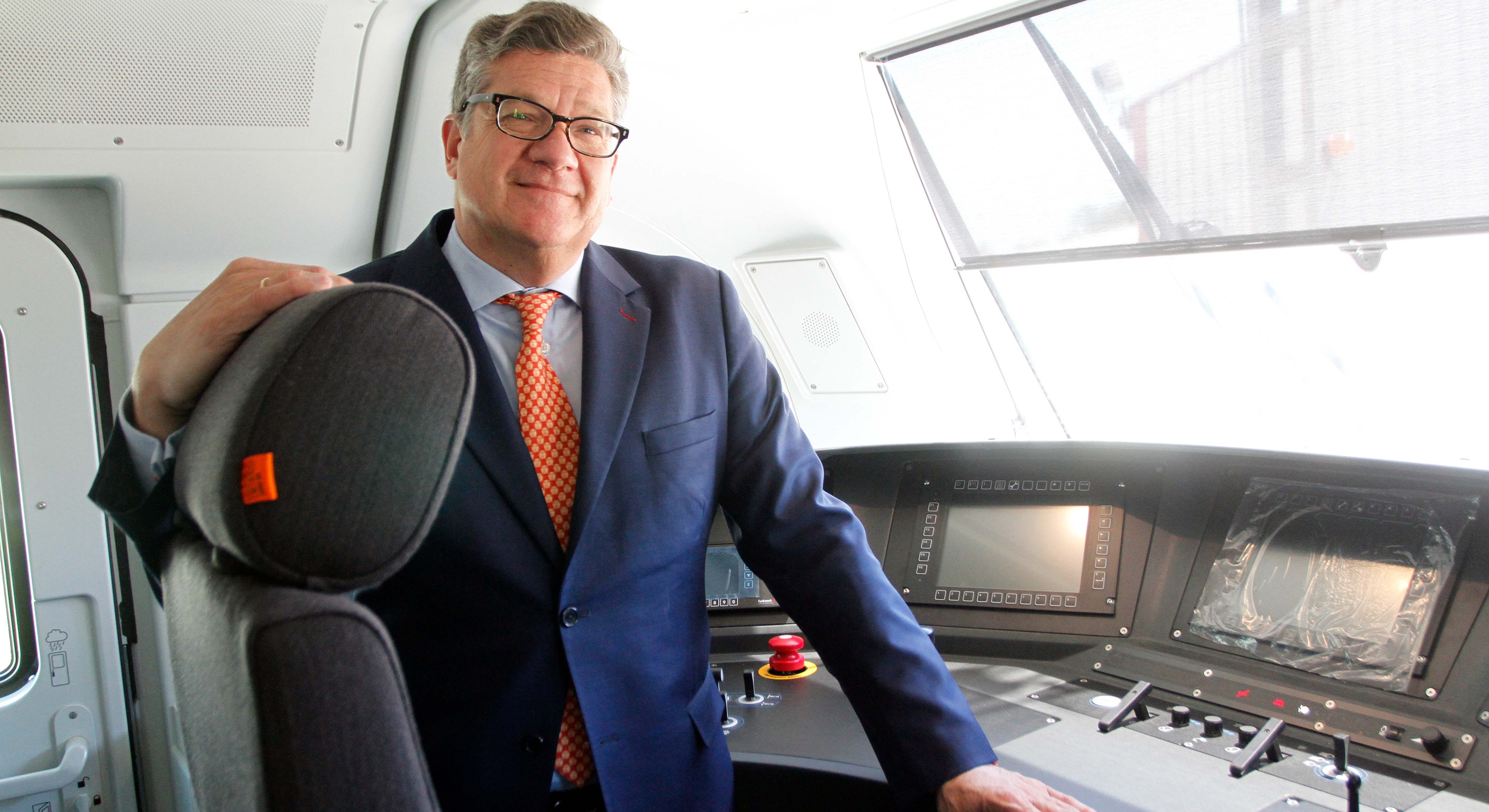 Íñigo Parra, en la cabina de una de las locomotoras de Stadler.
