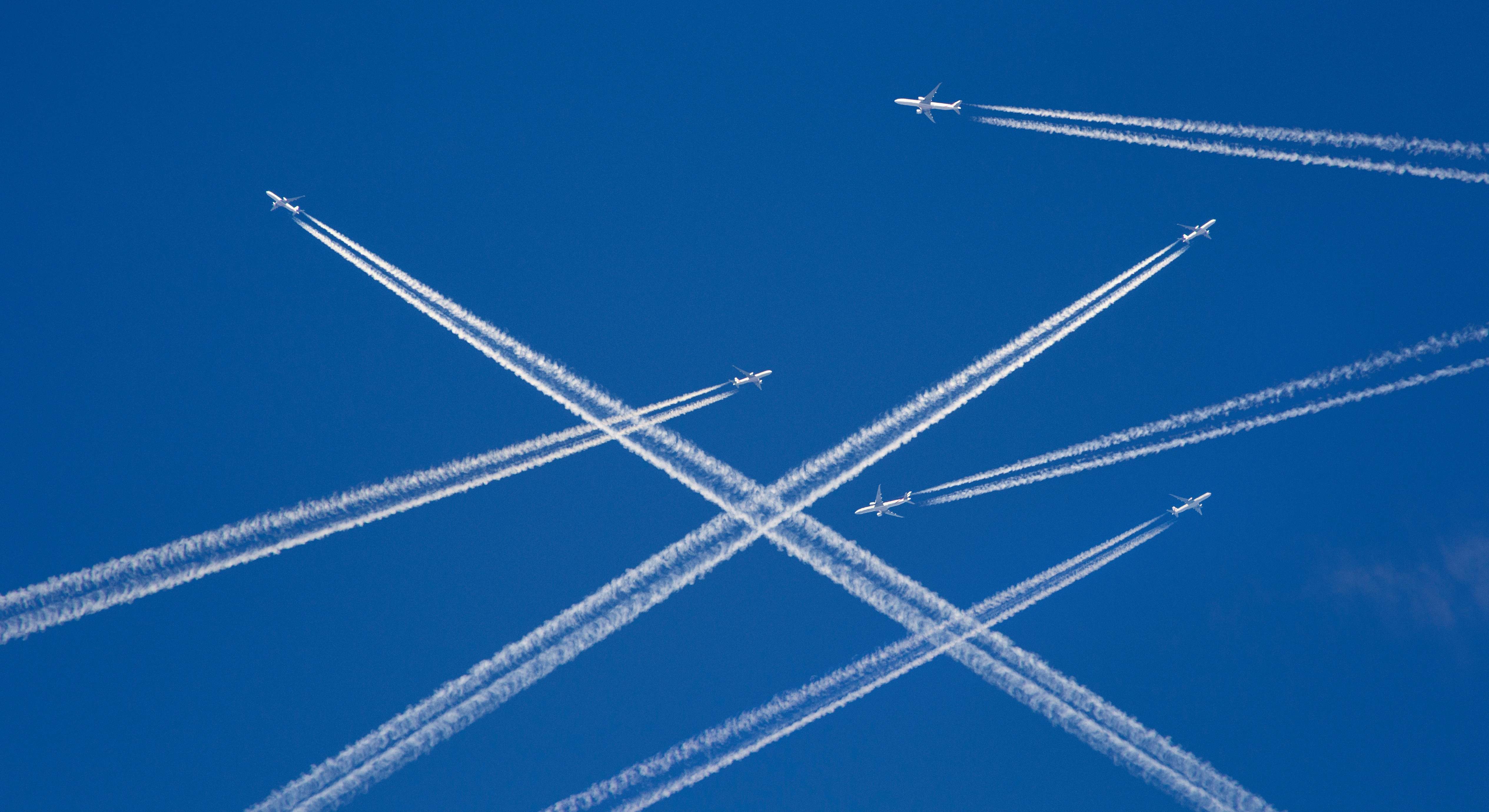 Aviones dibujan estelas en el cielo. / iStock