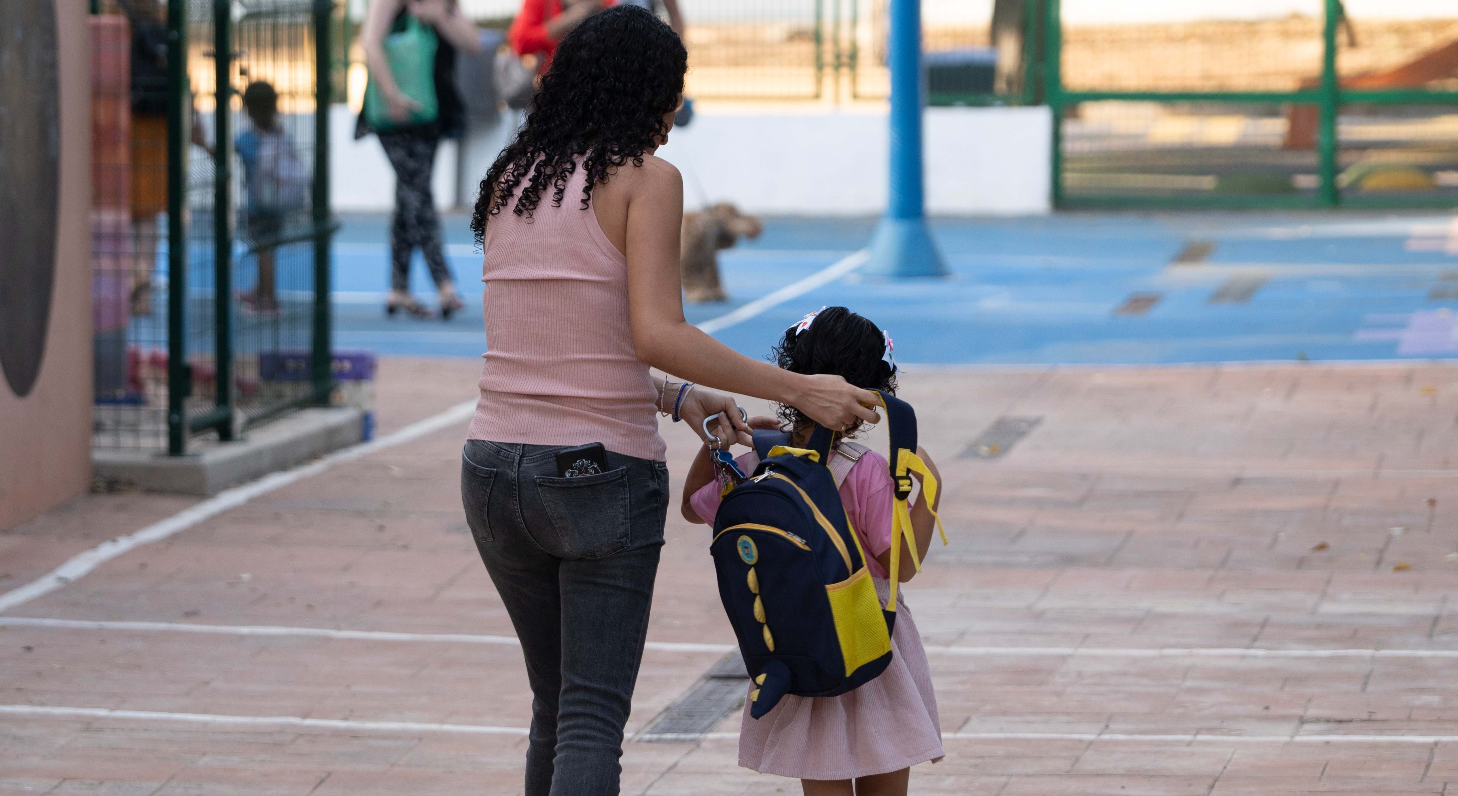 Una mujer con su hija