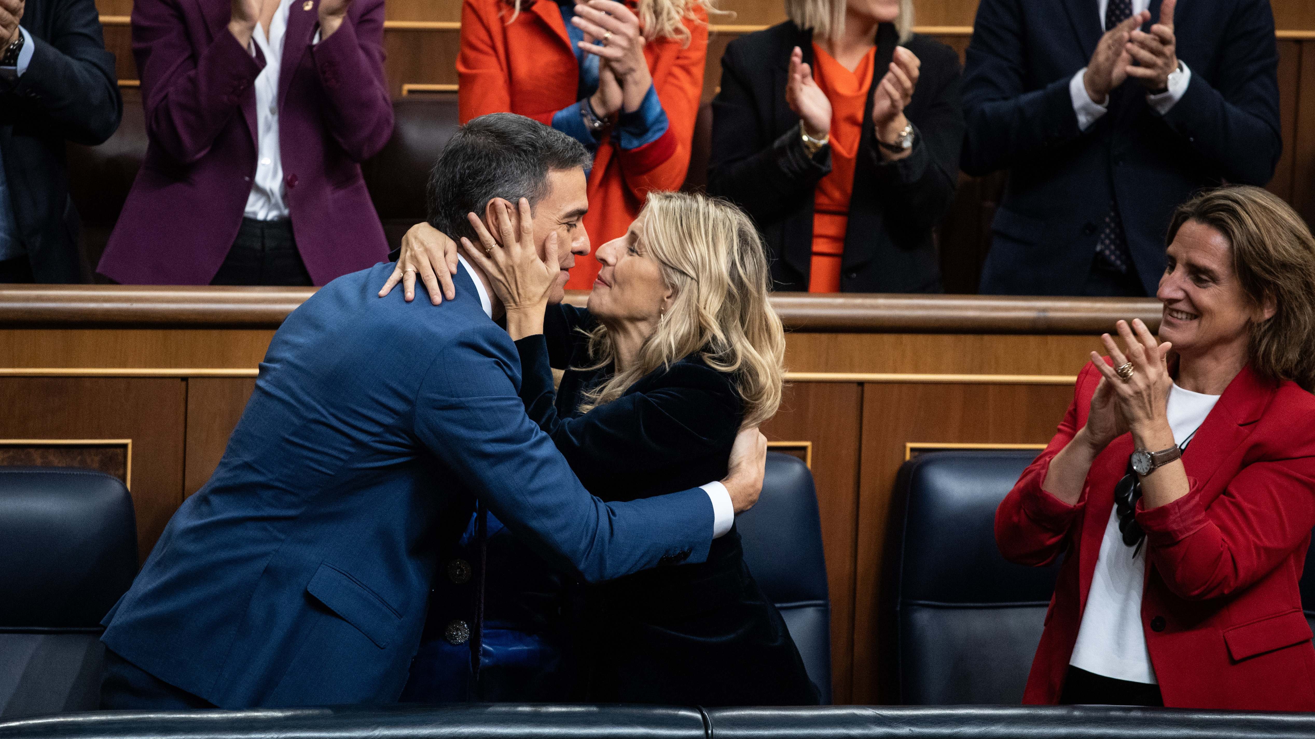 El presidente del Gobierno, Pedro Sánchez, felicitado por la vicepresidenta Yolanda Díaz, tras el debate de investidura