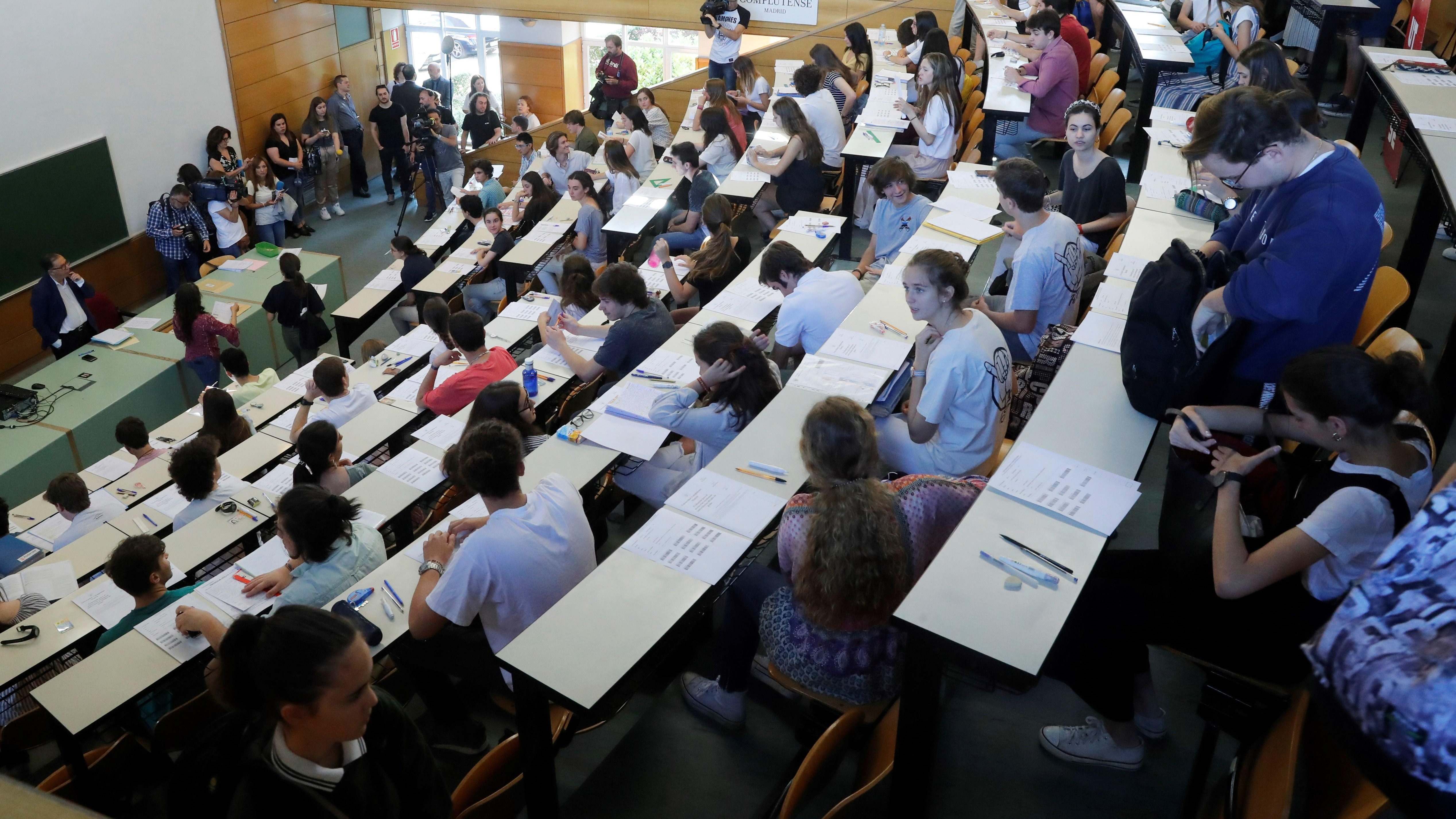 Alumnos en el aula de una universidad