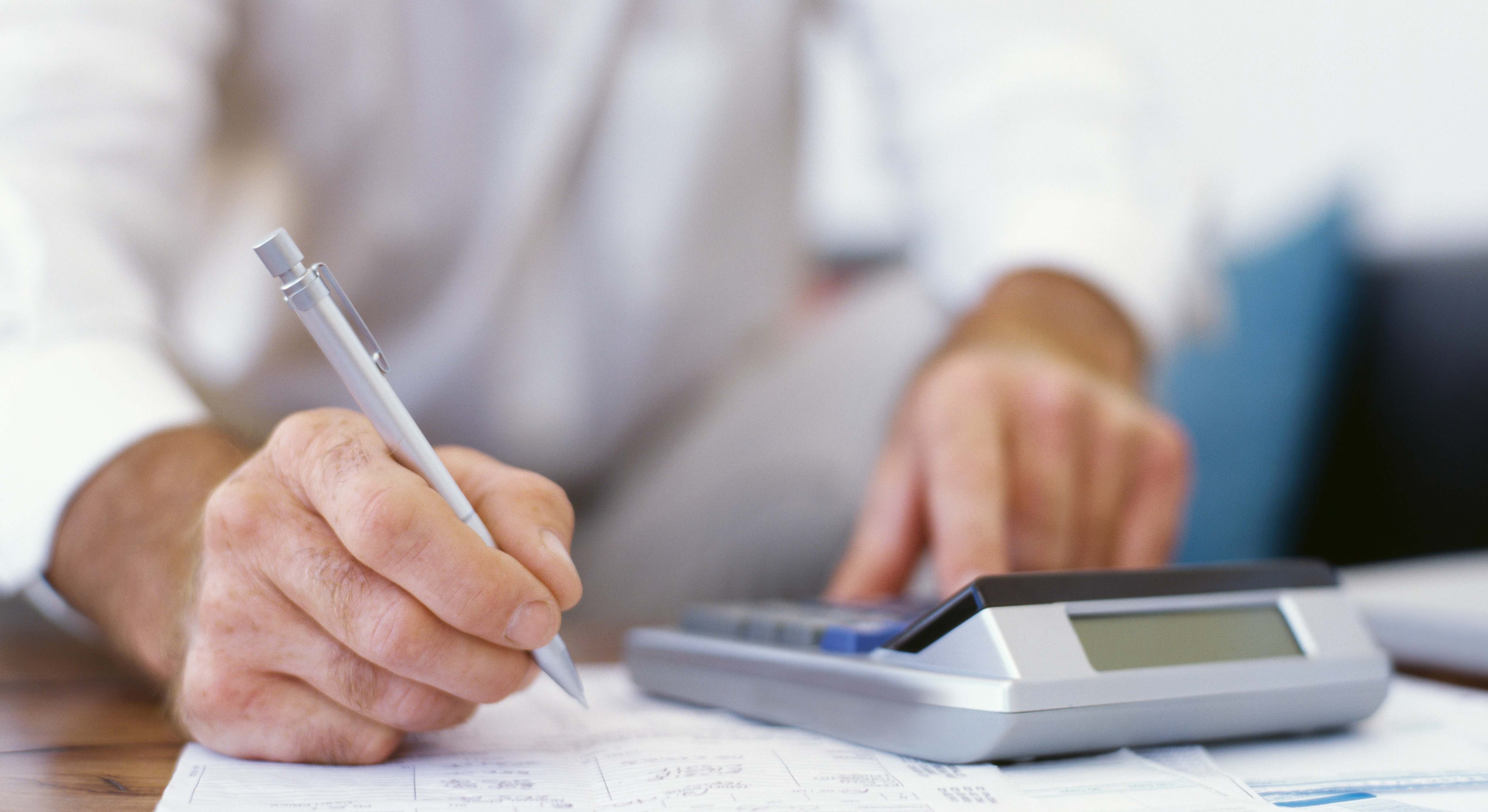 Un hombre hace cuentas con una calculadora
