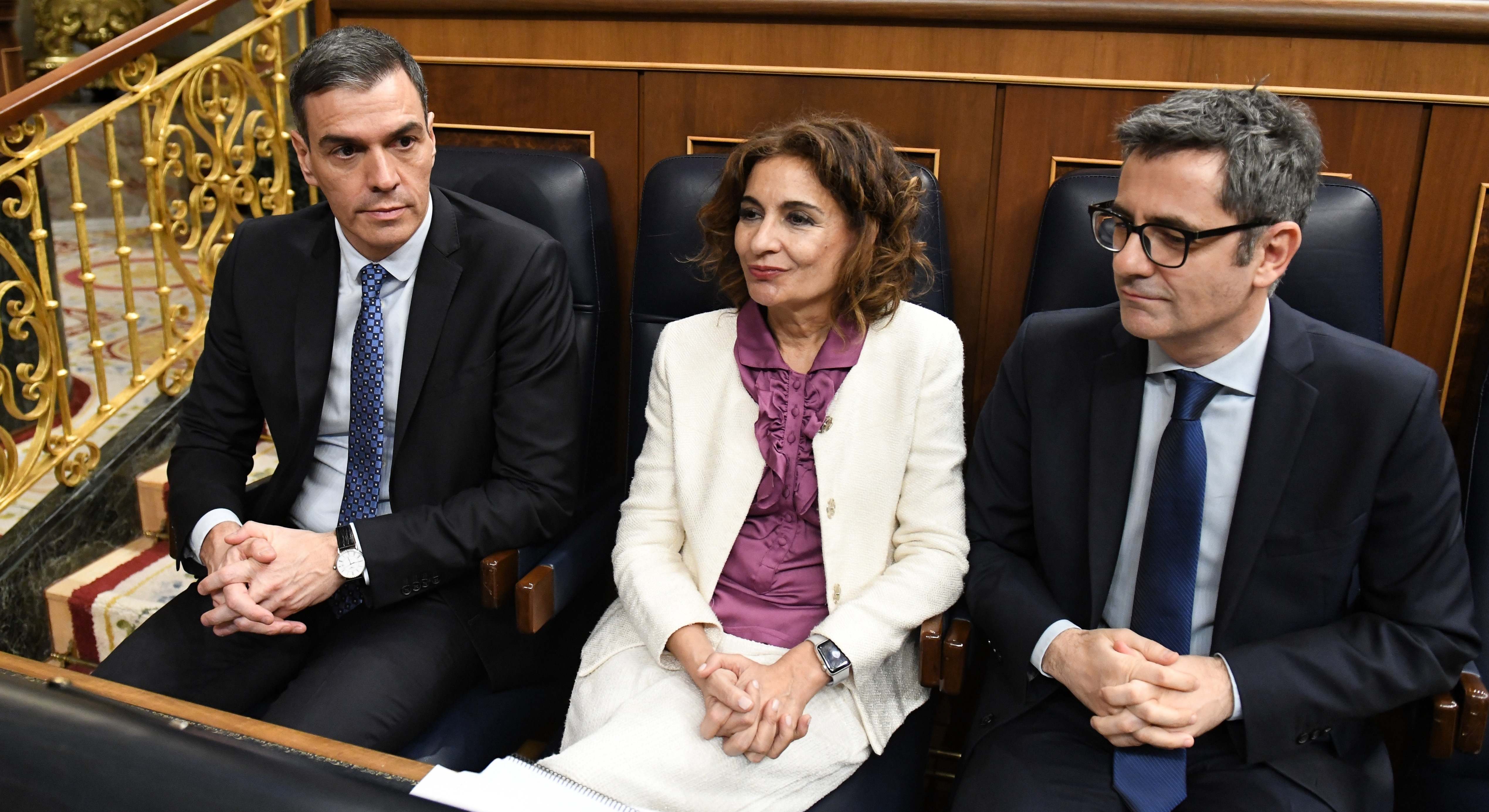 El presidente del Gobierno, Pedro Sánchez; la vicepresidenta primera y ministra de Hacienda, María Jesús Montero; y el ministro de Presidencia, Justicia y Relación con las Cortes, Félix Bolaños