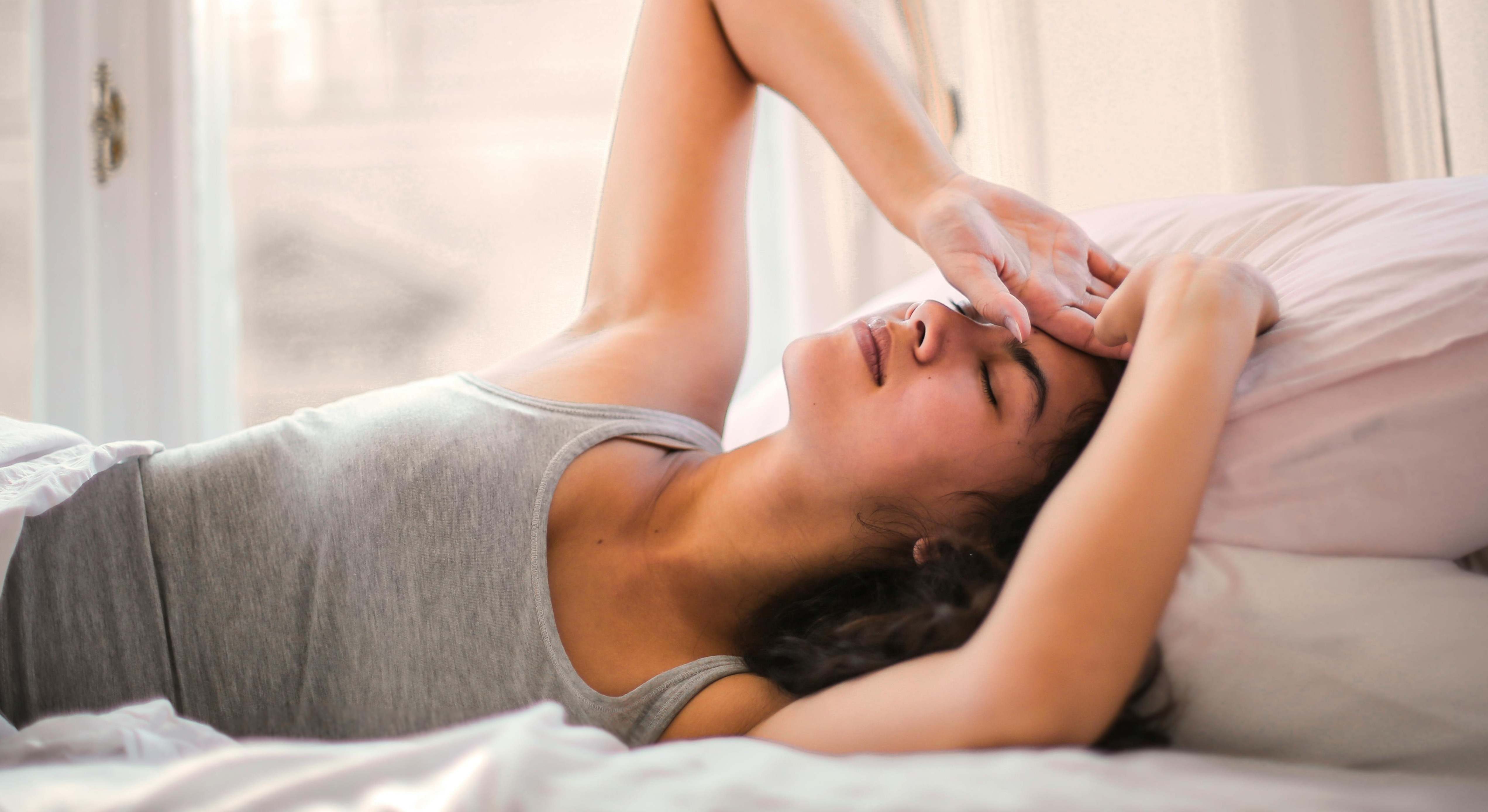 Mujer despertándose por la mañana después de haber dormido plácidamente