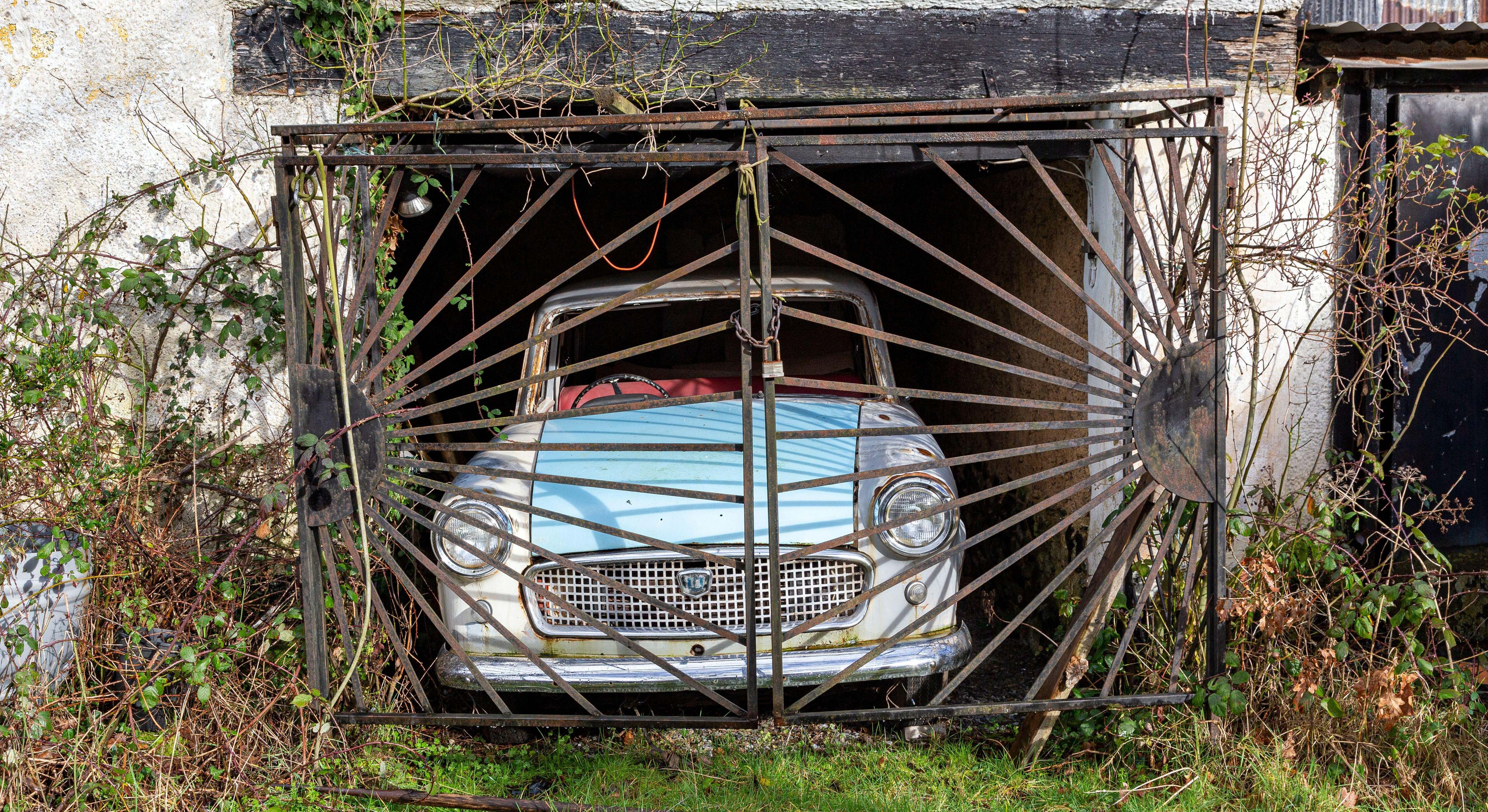Coche en un granero