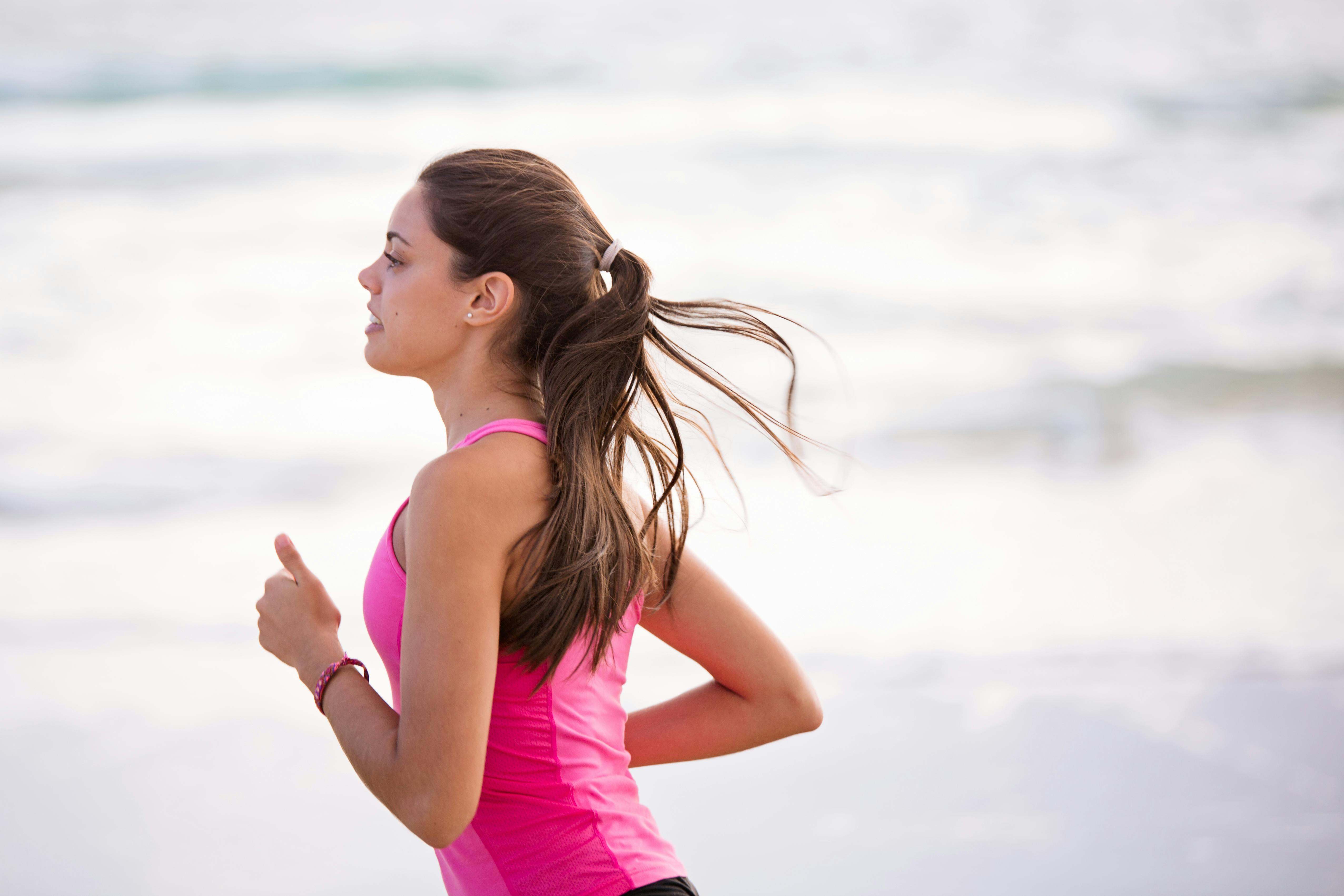 Una mujer corre por la playa