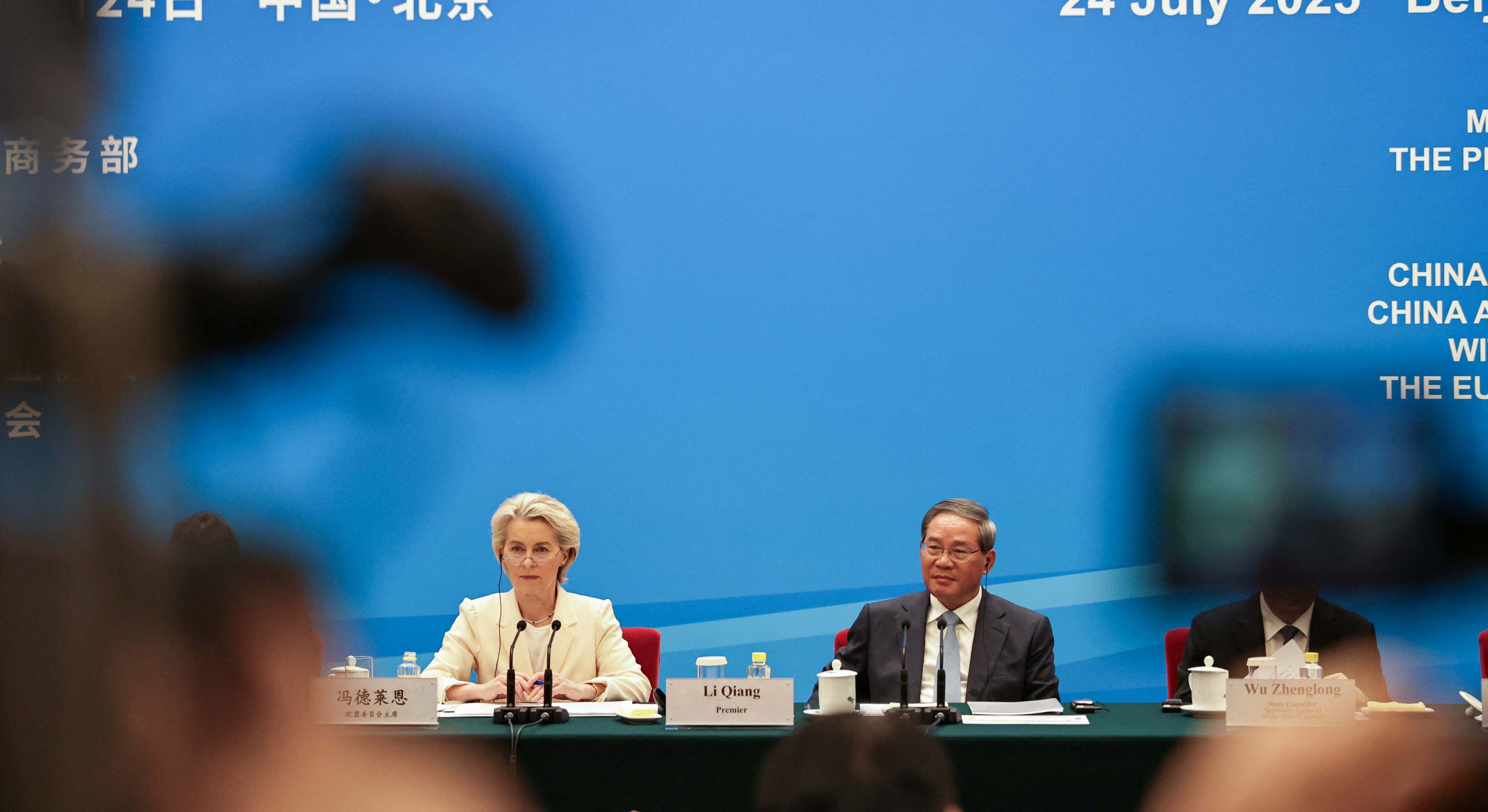 La presidenta de la Comisión Europea, Ursula von der Leyen, y el primer ministro chino, Li Qiang.