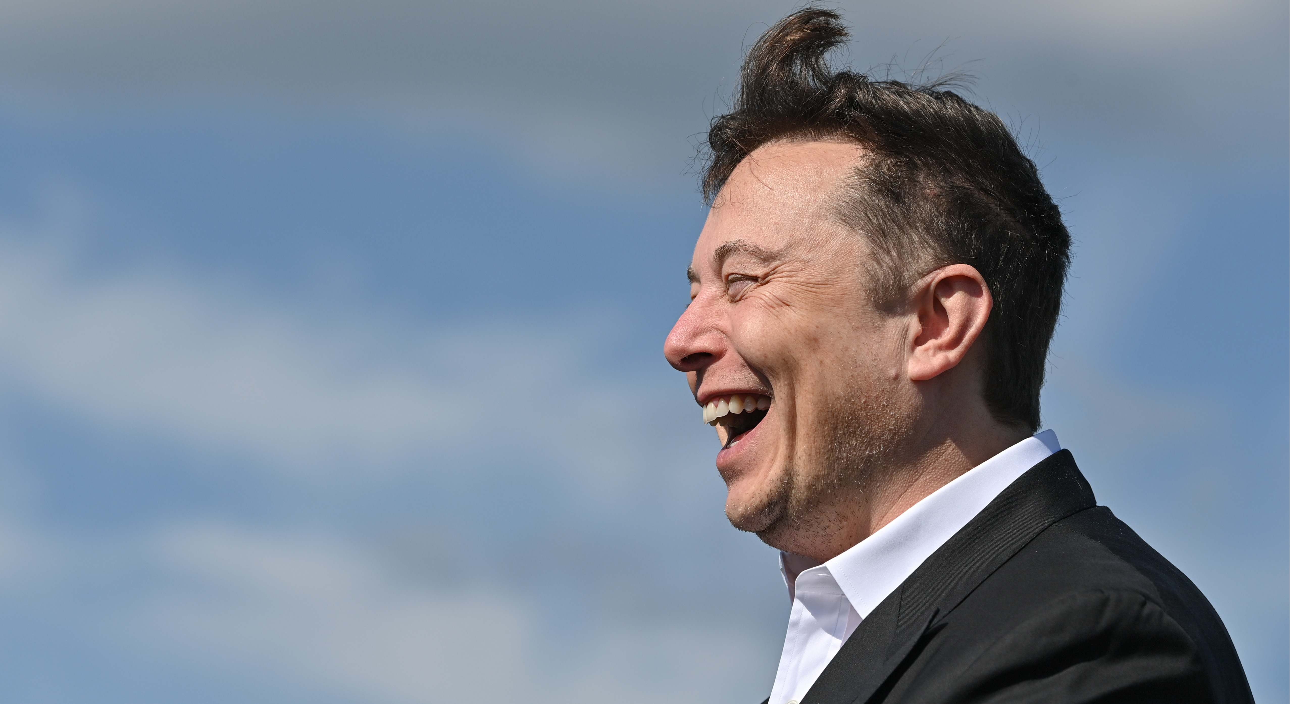 Elon Musk, CEO de Tesla, sonriendo