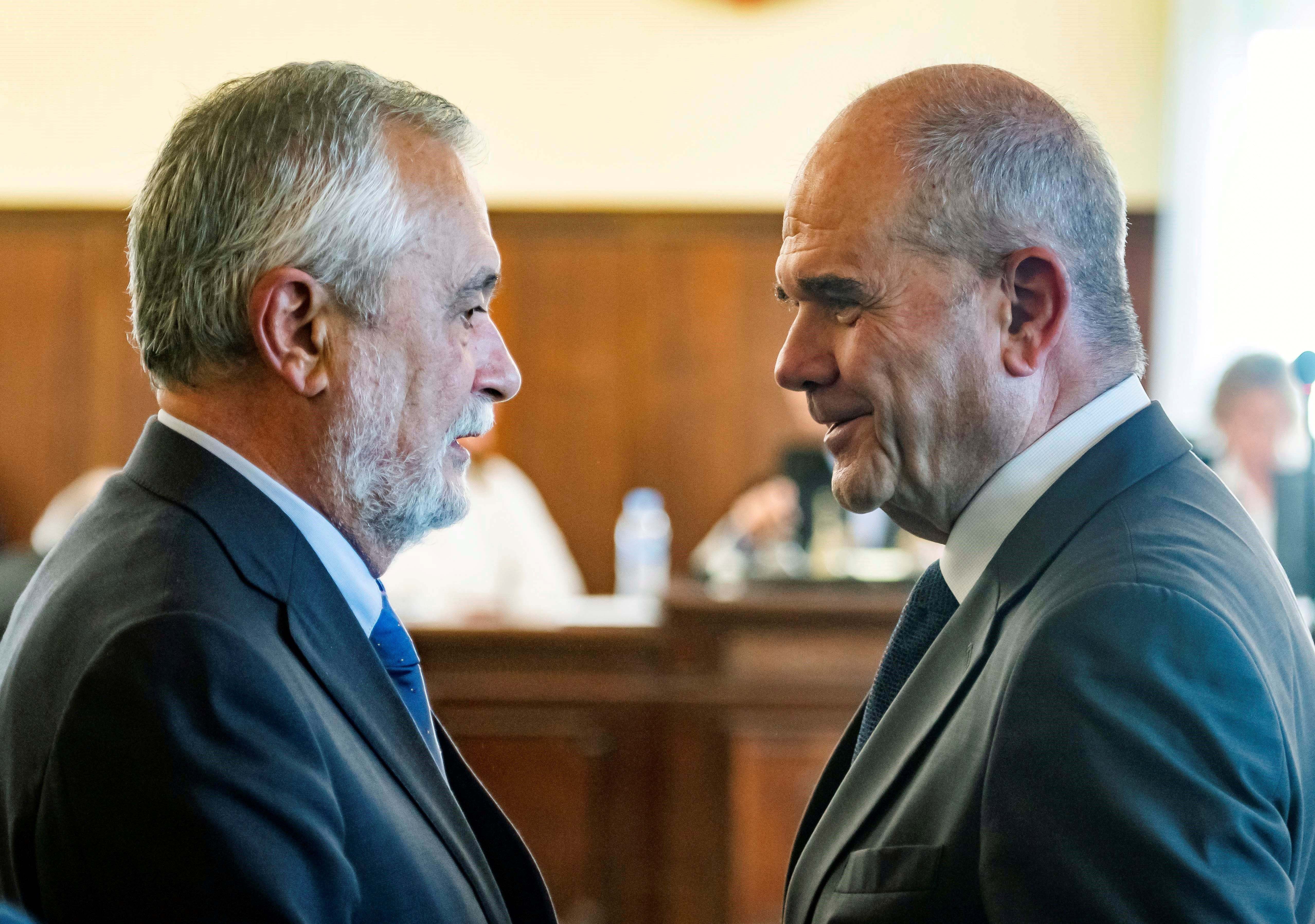 Los expresidentes andaluces José Antonio Griñán (i) y Manuel Chaves (d).