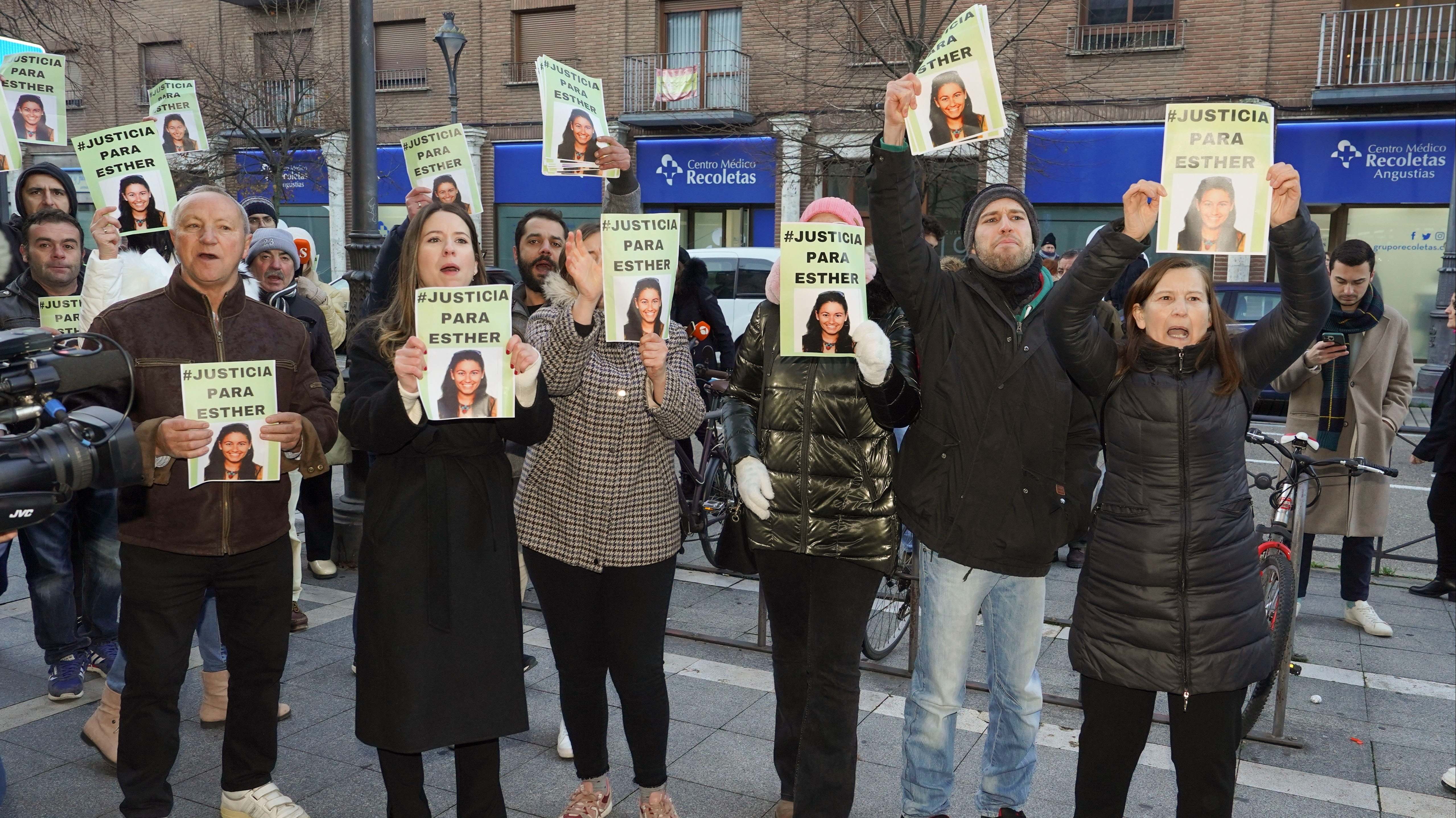 Familiares y el entorno de Esther López se concentra a las puertas de los juzgados de Valladolid para reclamar justicia