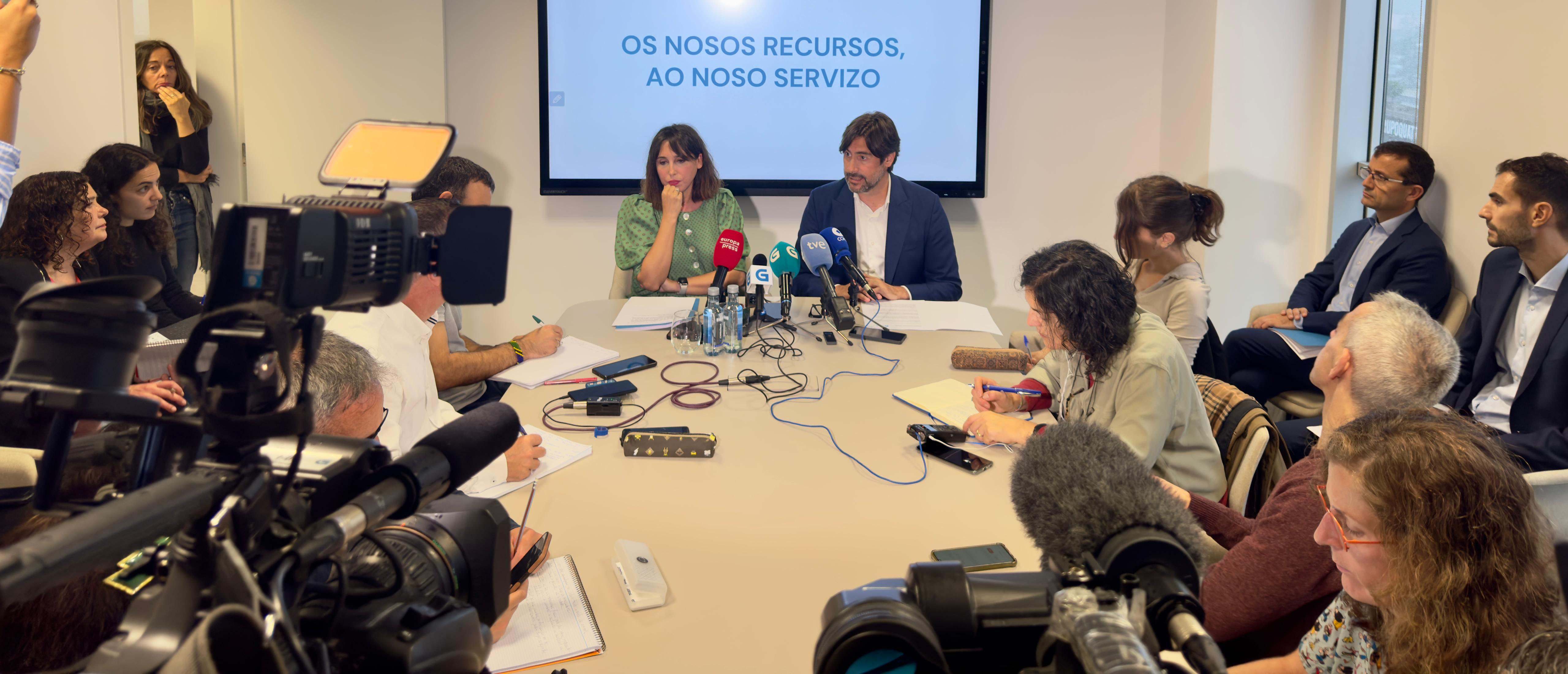 En la imagen, la conselleira de Economía, Maria Jesús Lorenzana, junto a Emilio Bruquetas, consejero delegado de RDC.