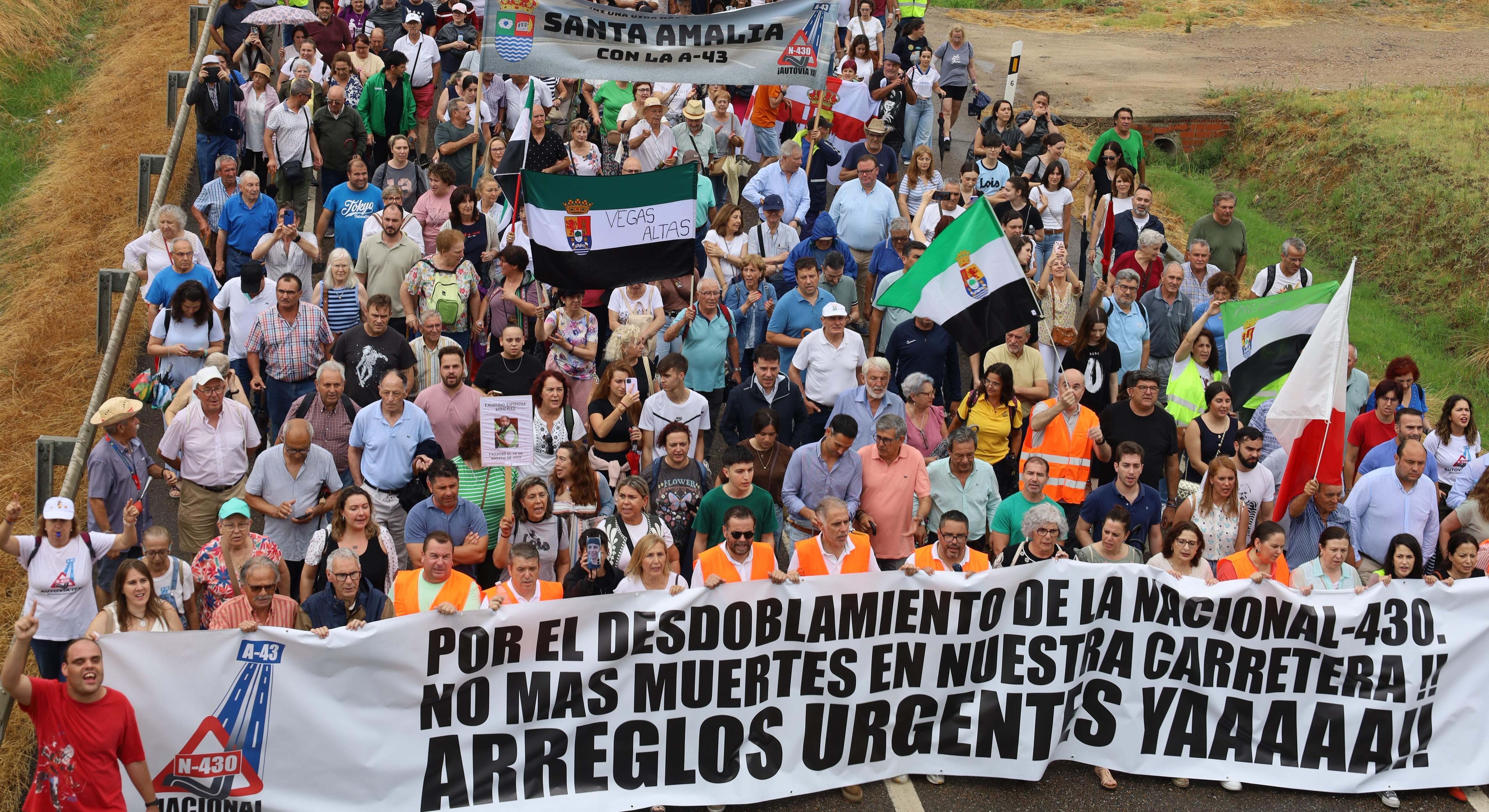 Manifestación Santa Amalia por la conversión en autovía de la N-430