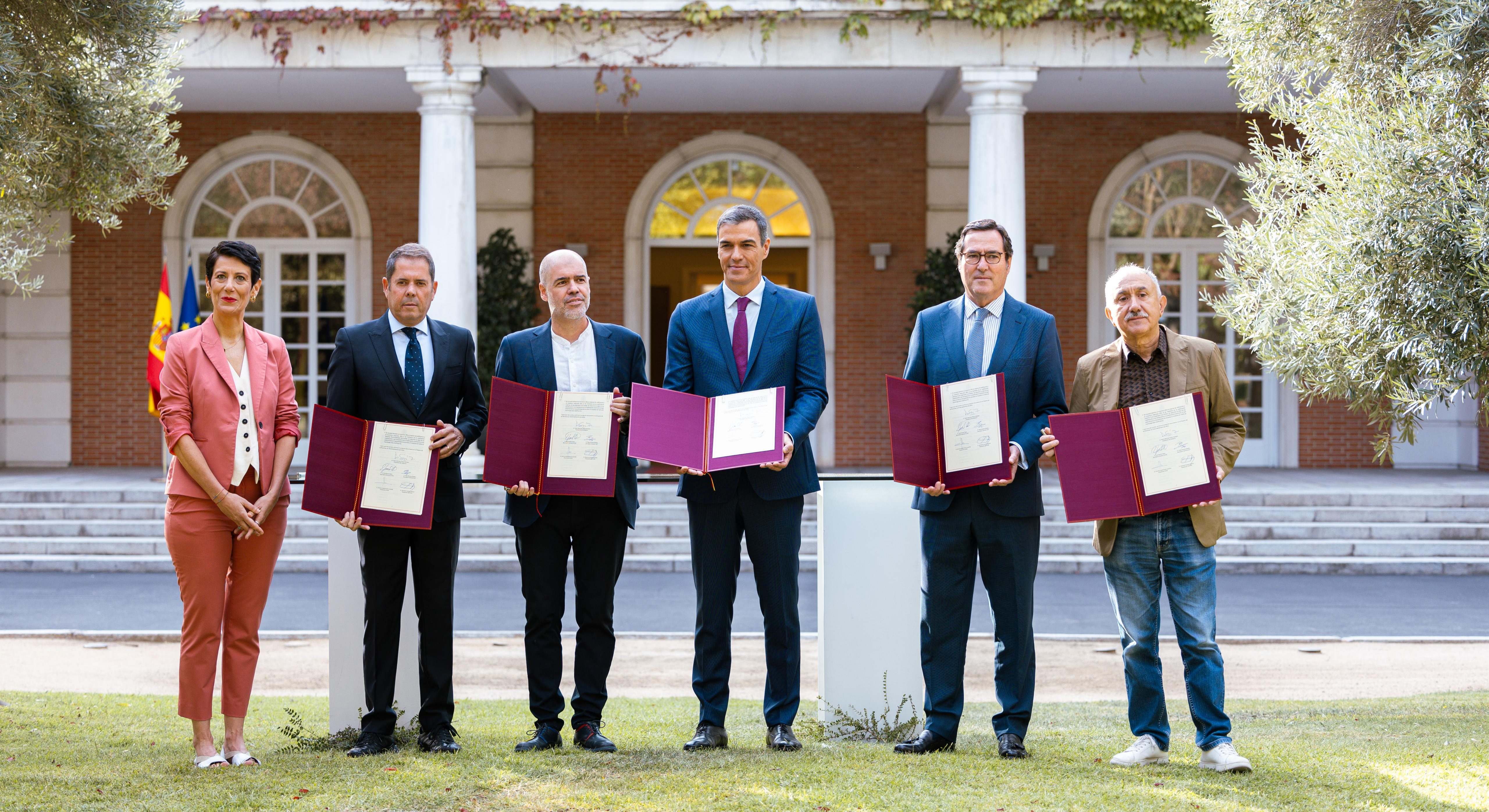 Firma del acuerdo en pensiones que aún debe aprobarse en el Congreso.